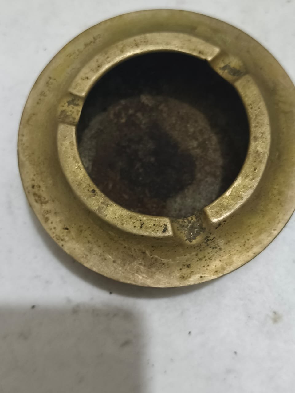 একটি পিতলের অ্যাশট্রে