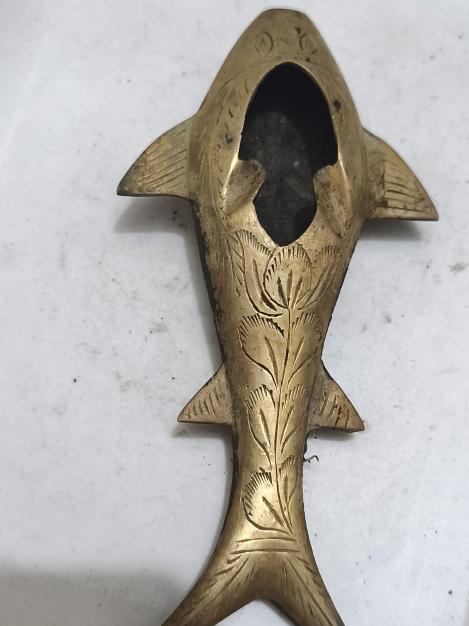 একটি ভিনটেজ পিতলের মাছের আকৃতির অ্যাশট্রে বা ট্রিঙ্কেট থালা