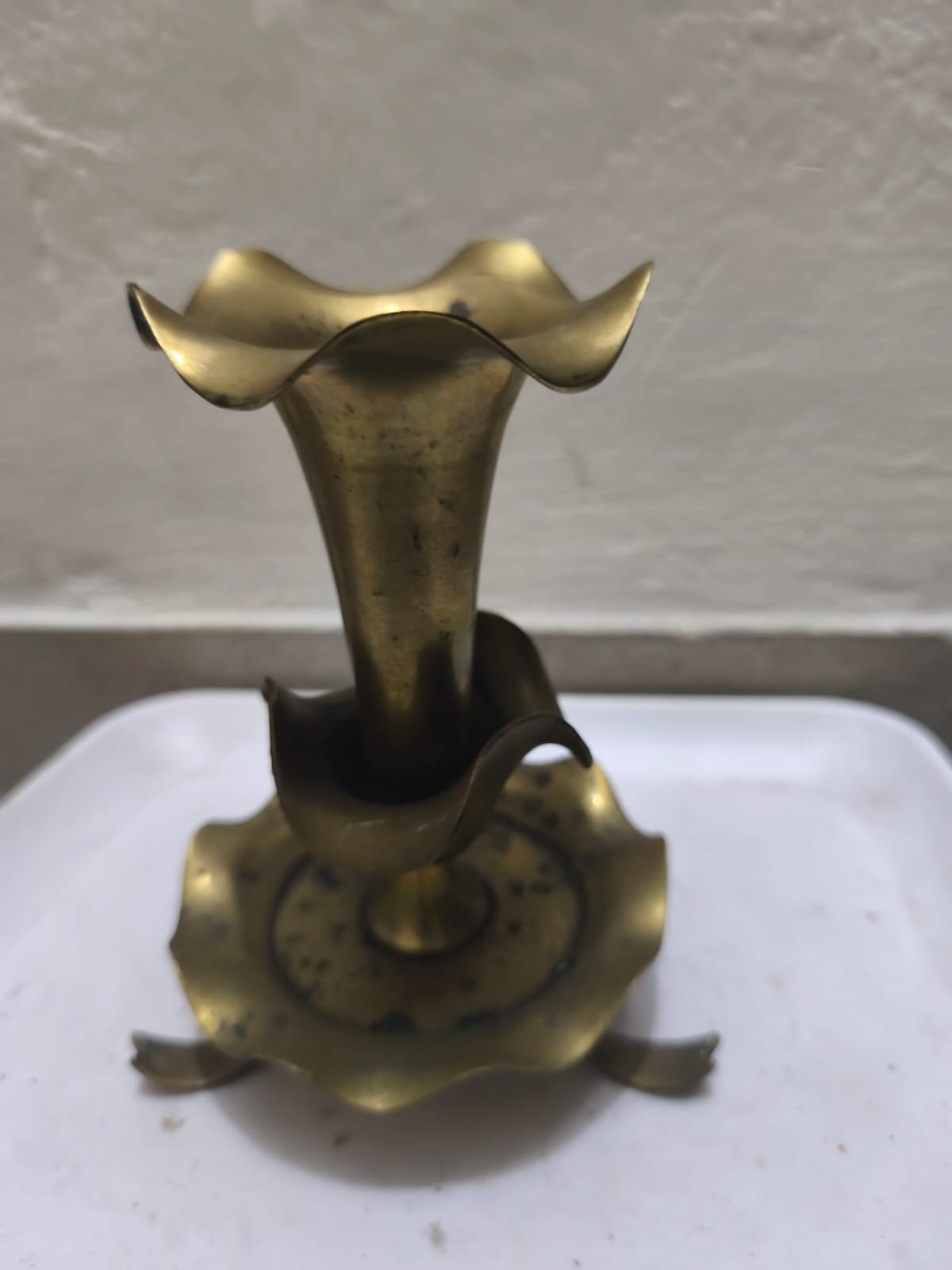 একটি ভিনটেজ পিতলের মোমবাতি ধারক