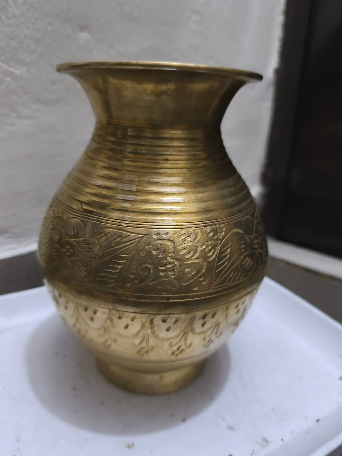 একটি সুন্দর খোদাইকরা পিতলের কলস বা ঘড়া