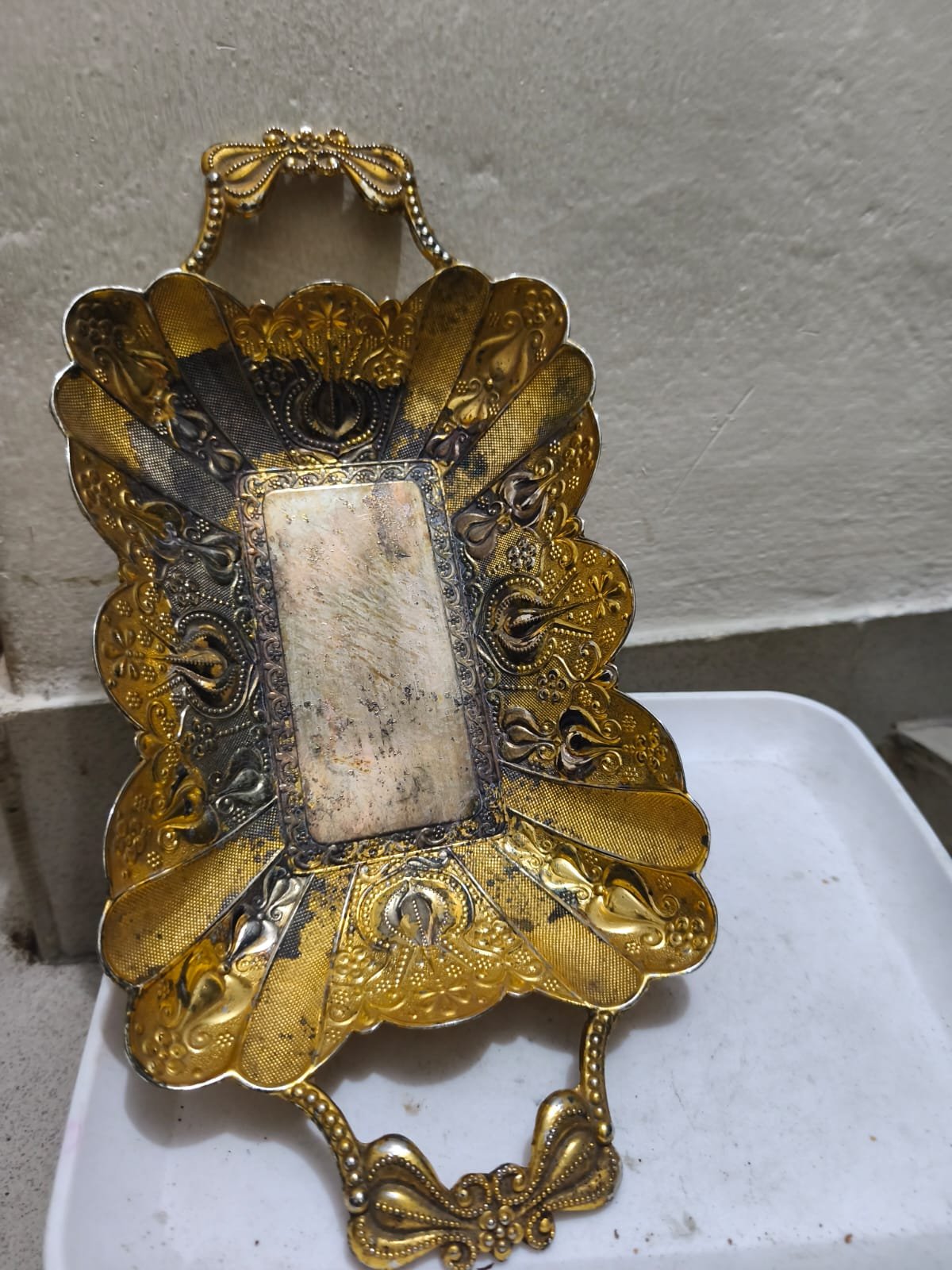 একটি আলংকারিক ধাতব পরিবেশন ট্রে