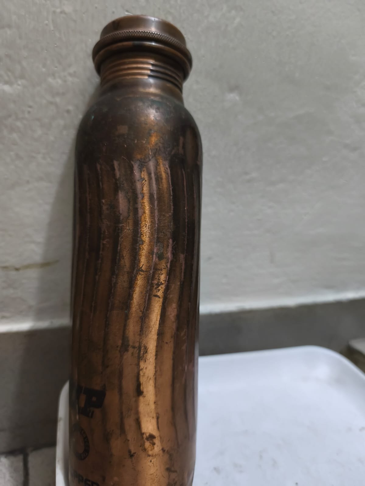 পুরাতন তামার বোতল।