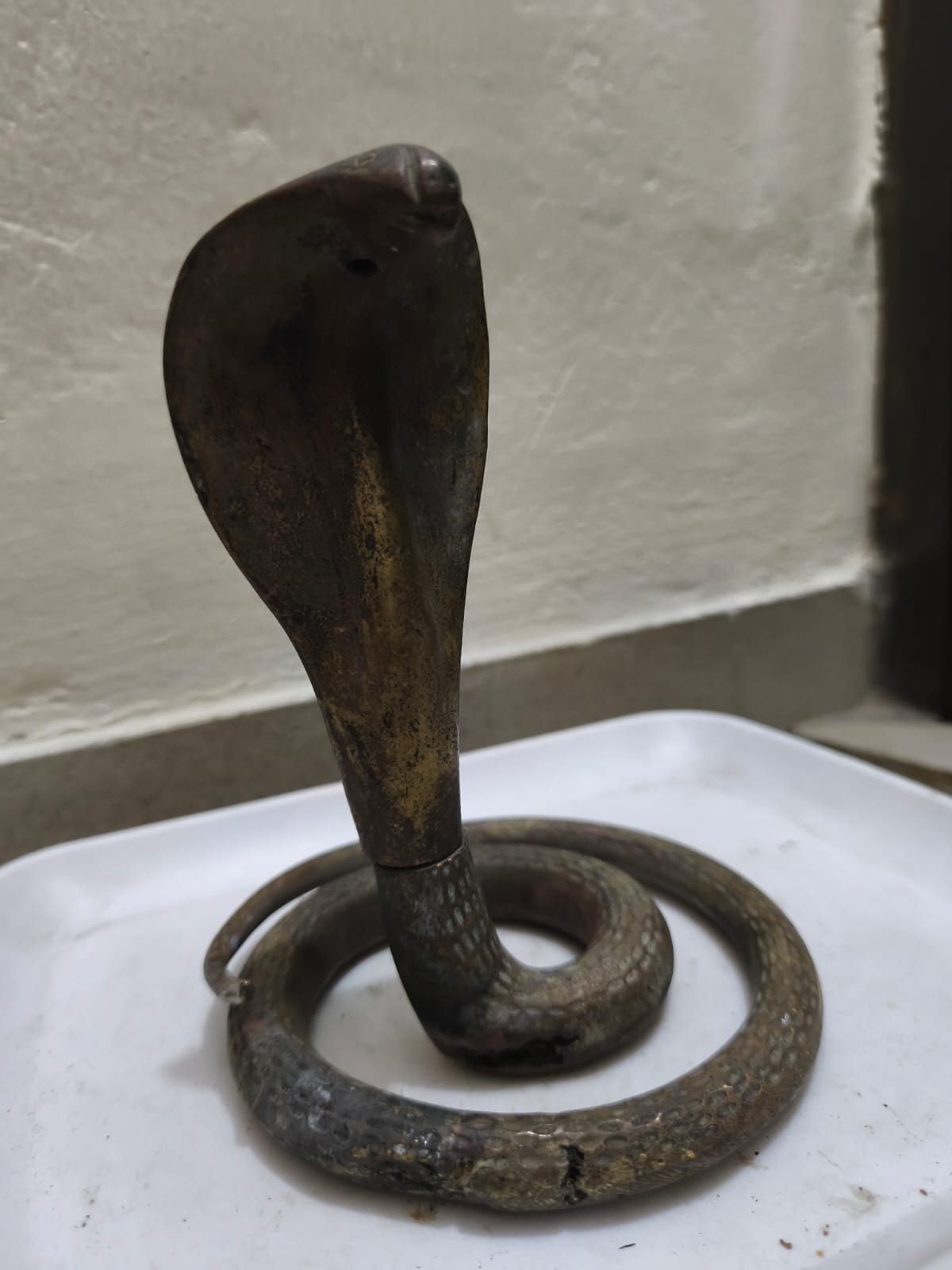 একটি পুরনো পিতলের তৈরি কোবরার মূর্তি(নাগ)