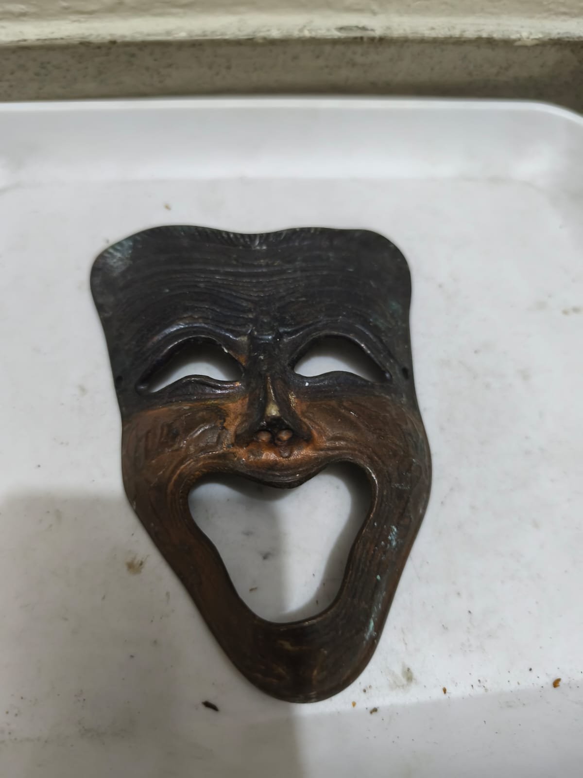 একটি ধাতব মুখোশ (metal mask)