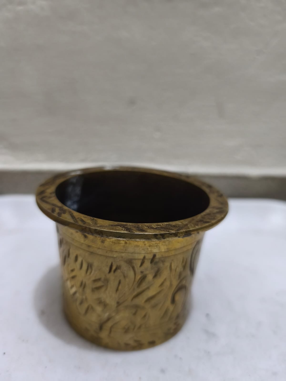 একটি পিতলের গঙ্গা যমুনার পবিত্র জলের পাত্র, যা পঞ্চপত্র