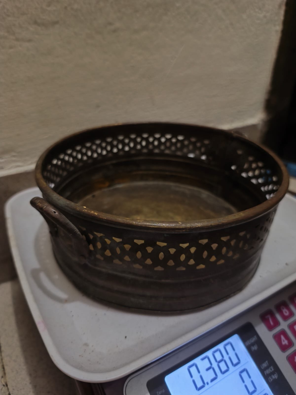 শুকনো ফুল বা ছোট জিনিস রাখার একটি ভিনটেজ পিতলের পাত্র বা ট্রে