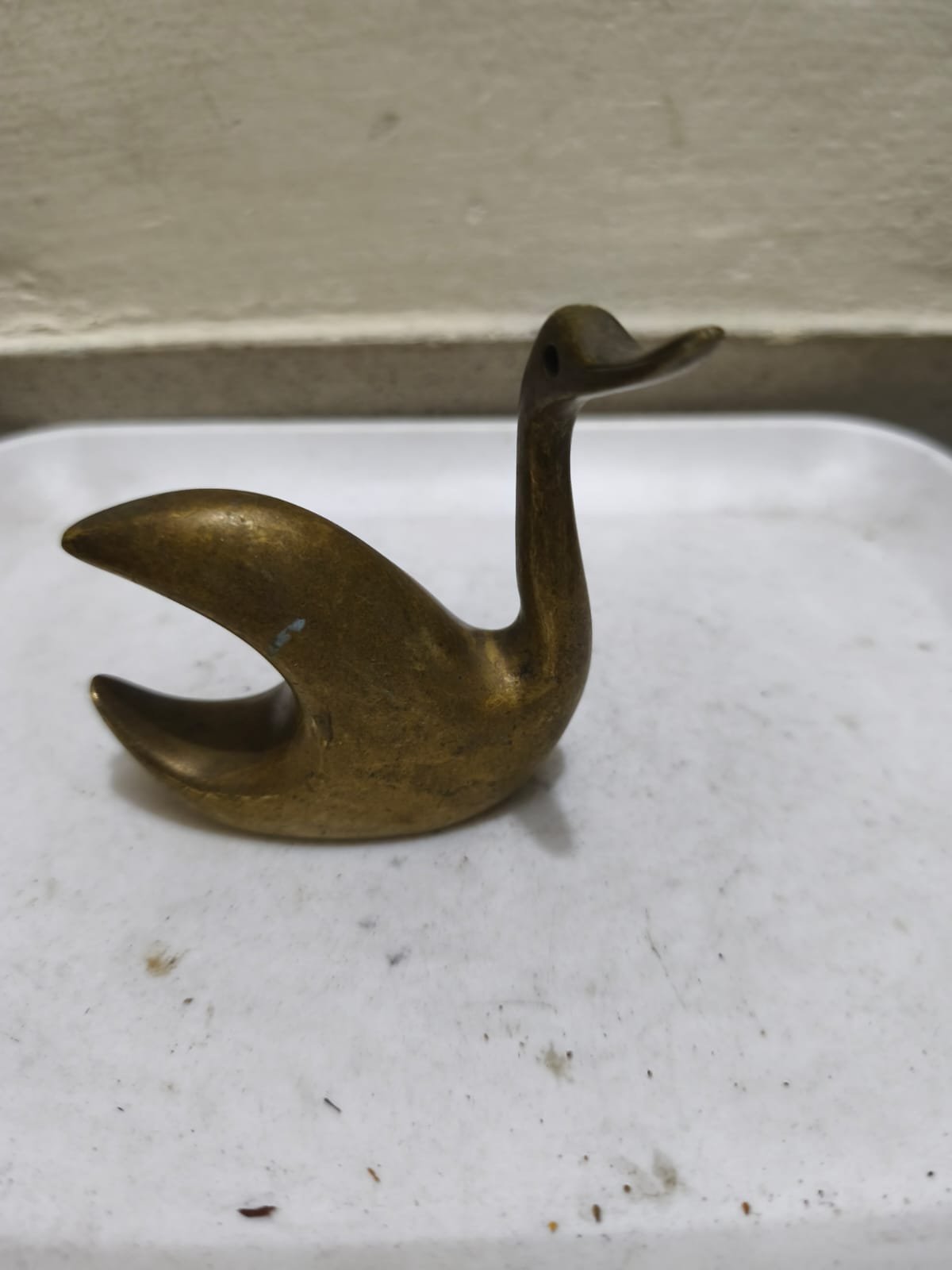 একটি ভিনটেজ পিতলের রাজহাঁসের মূর্তি