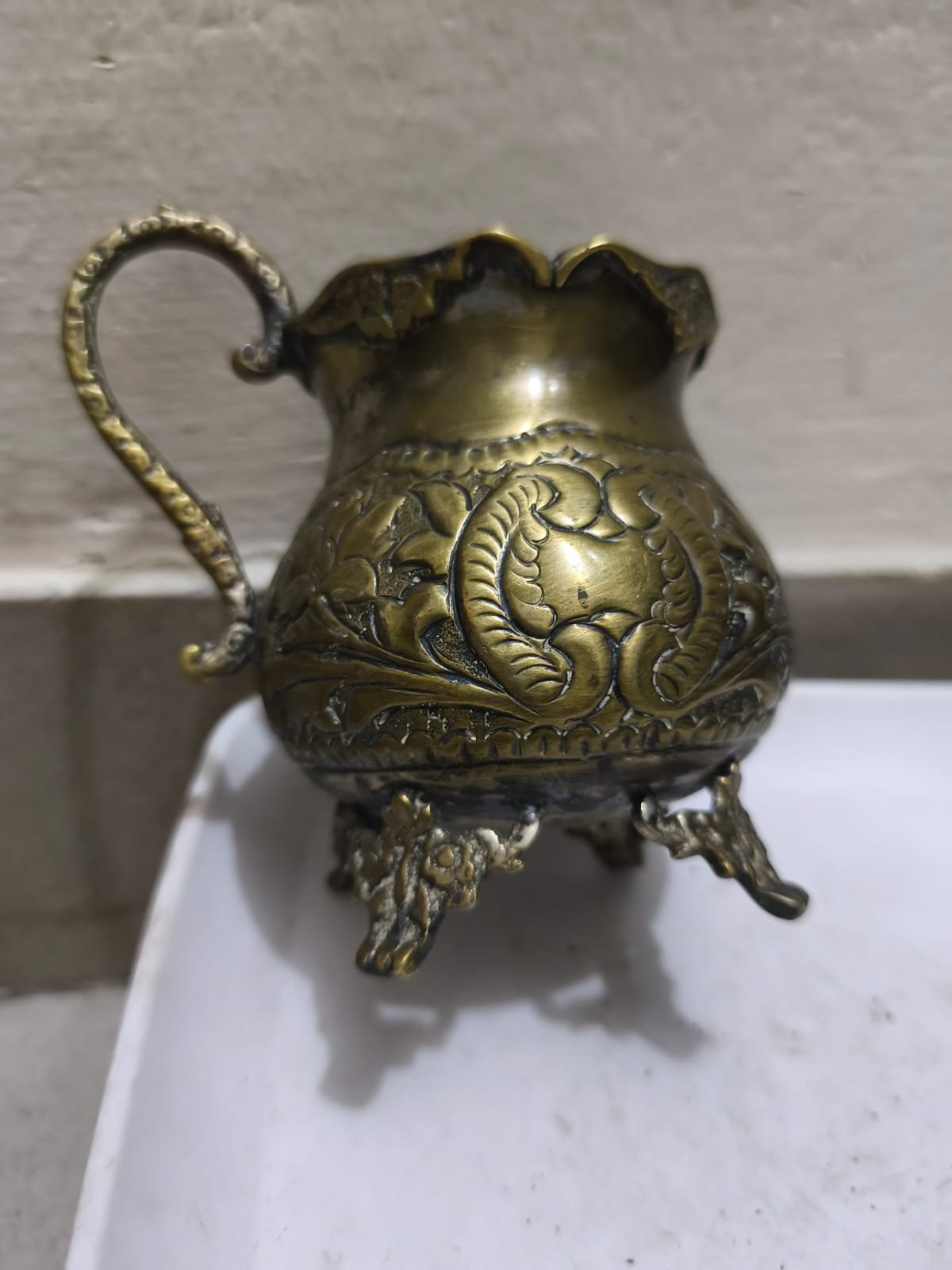 একটি পিতলের অলংকারি জগ/ক্রীমার