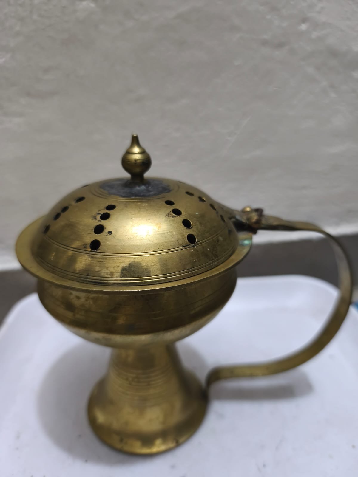 ঢাকনা সহ  পিতলের ধূপধানি