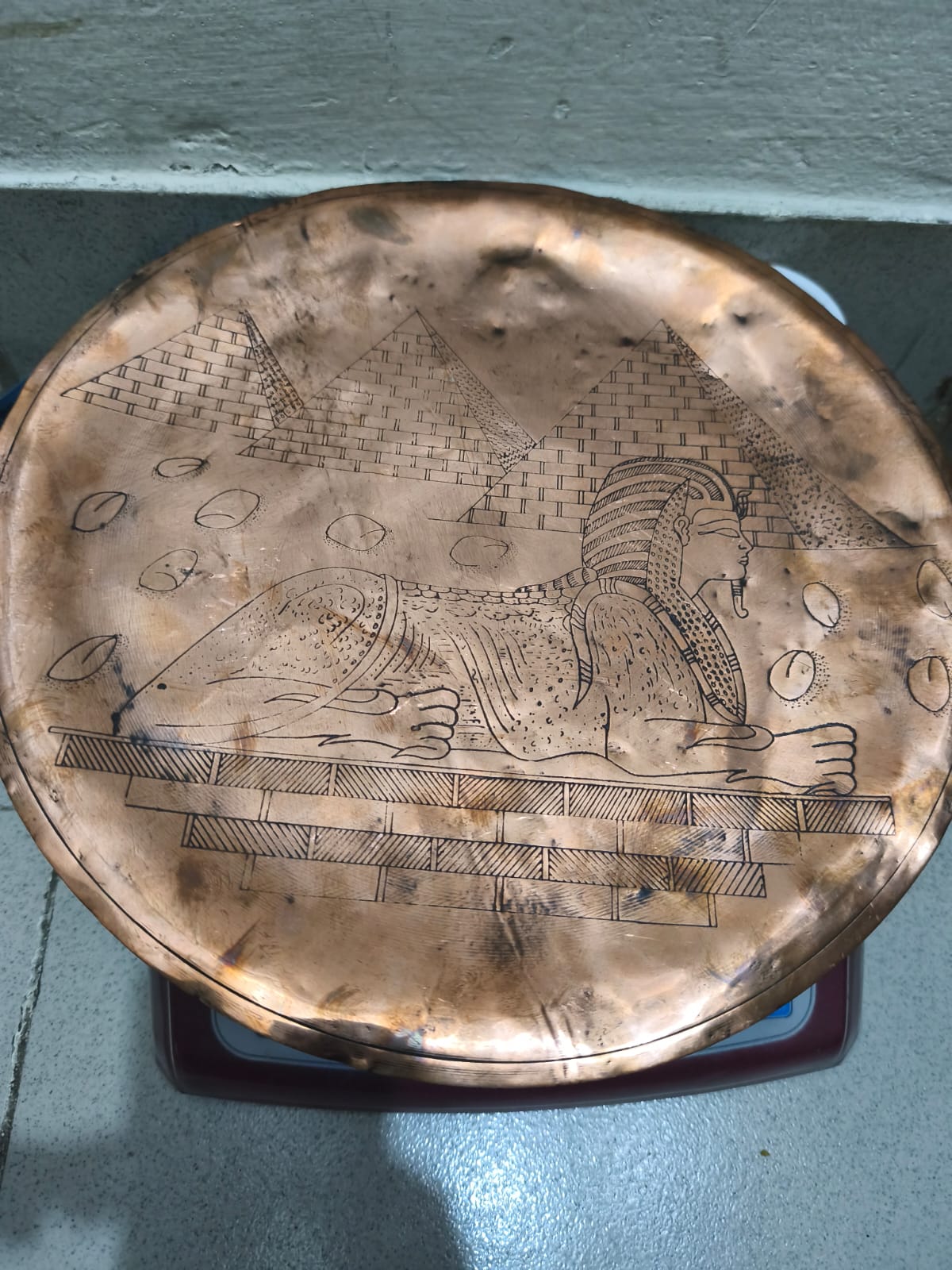 হাতের কাজ করা তামার ডেকোরেটিভ ট্রে বা ওয়াল প্লেট, তাতে মিশরীয় স্ফিংক্স (Egyptian Sphinx) মোটিফ খোদাই করা আছে