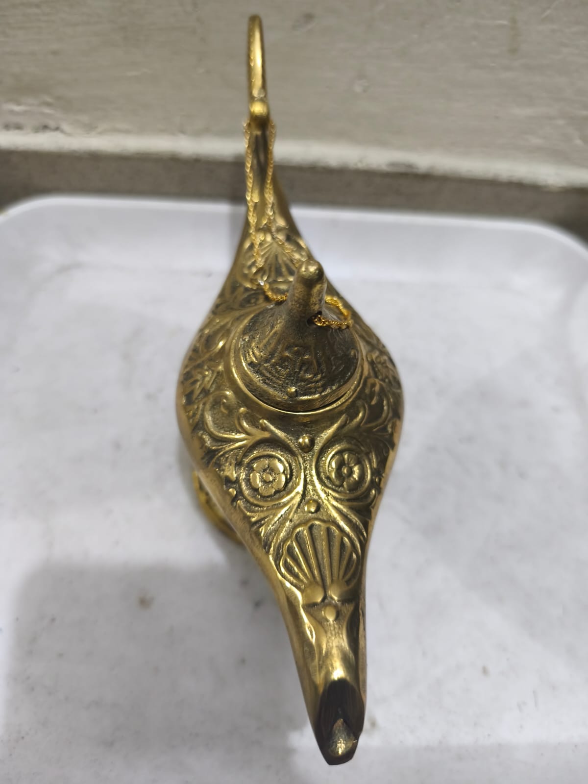 একটি পিতলের তৈরি আলাদিনের প্রদীপ