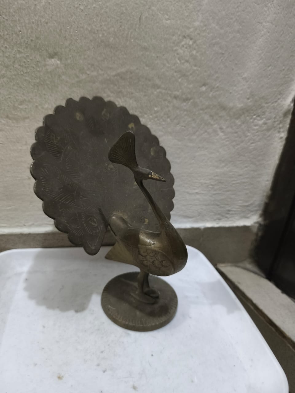 এটি একটি পিতলতৈরি ময়ূরের মূর্তি।