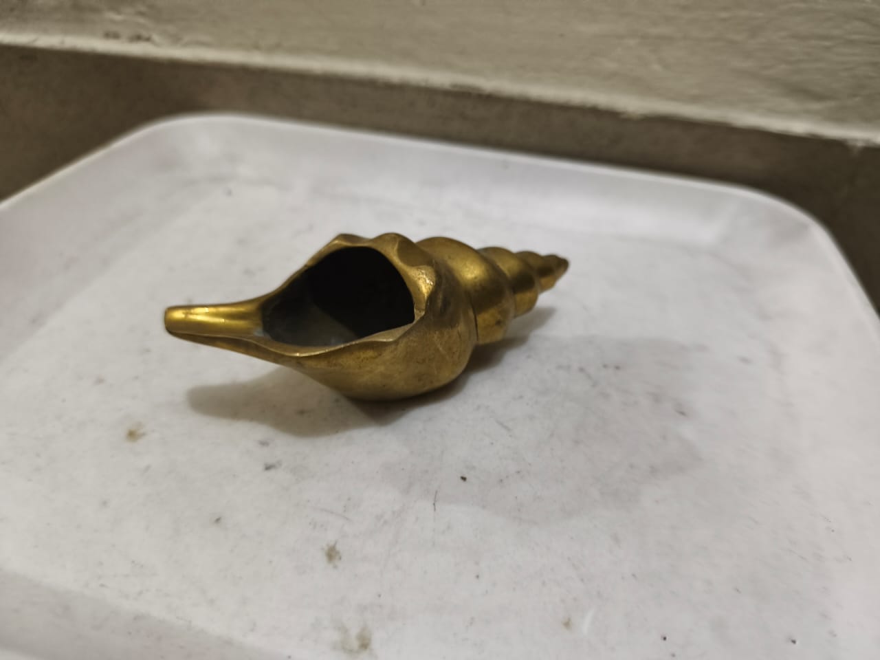 একটি পিতলের শঙ্খ বা শাঁখ