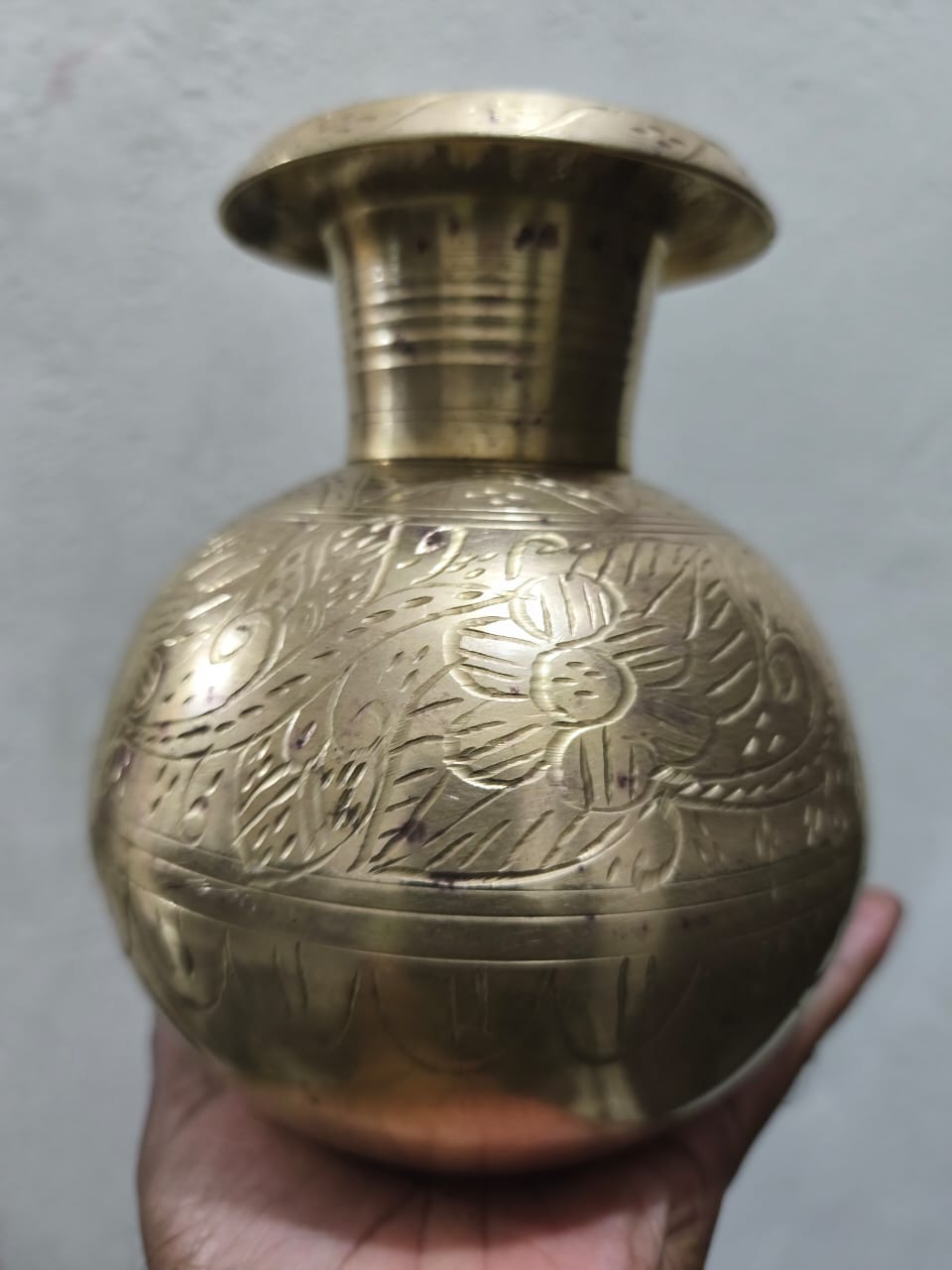 একটি পিতলের কলস বা পাত্র