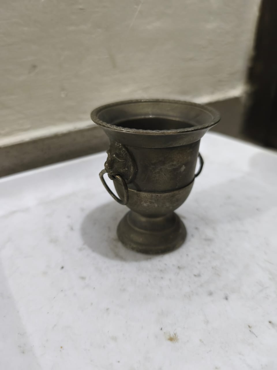 একটি রূপালী প্রলেপযুক্ত ছোট ট্রফি