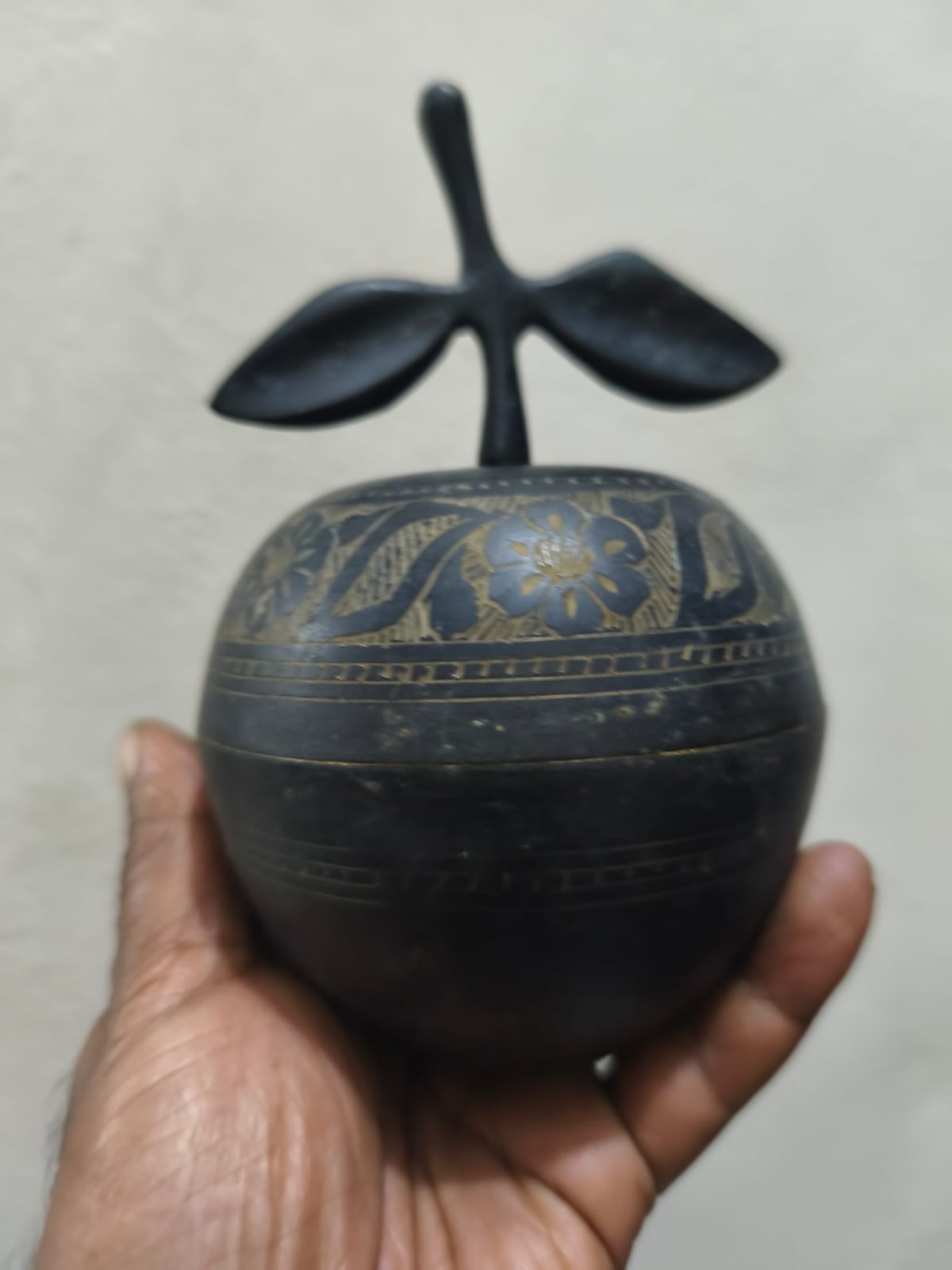 পিতলের তৈরি আপেল আকৃতির ঢাকনাযুক্ত বাক্স বা পাত্র