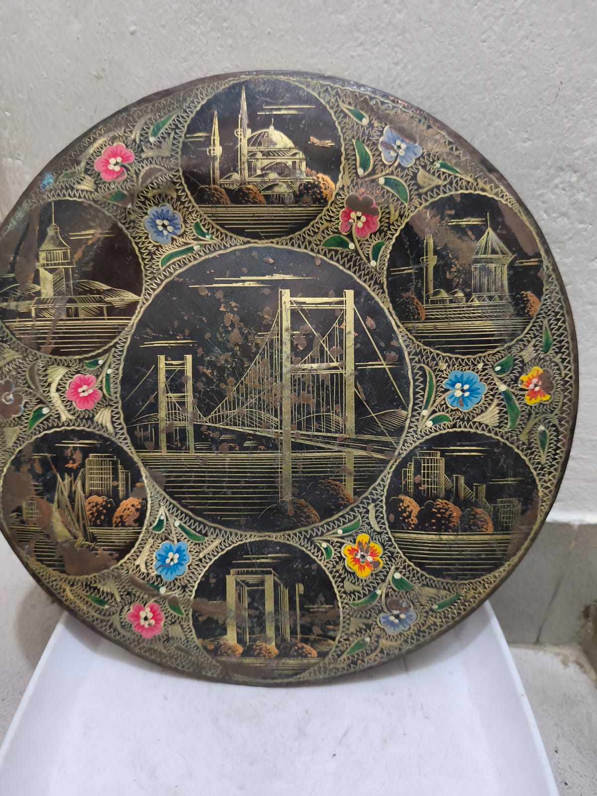 ভিনটেজ হাতে তৈরি তামার প্লেট বা দেয়াল সজ্জা।