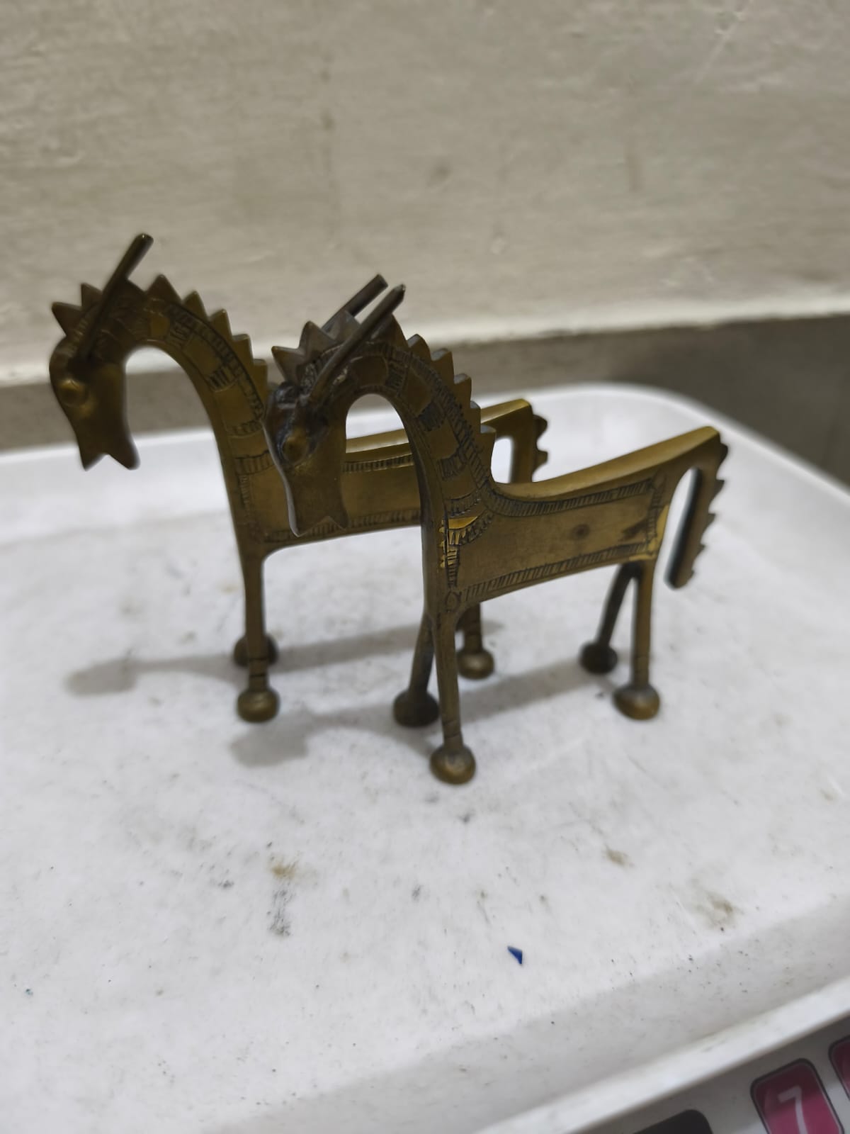 এক জোড়া  পিতলের তৈরি ধোকরা  শিল্পের ঘোড়ার মূর্তি