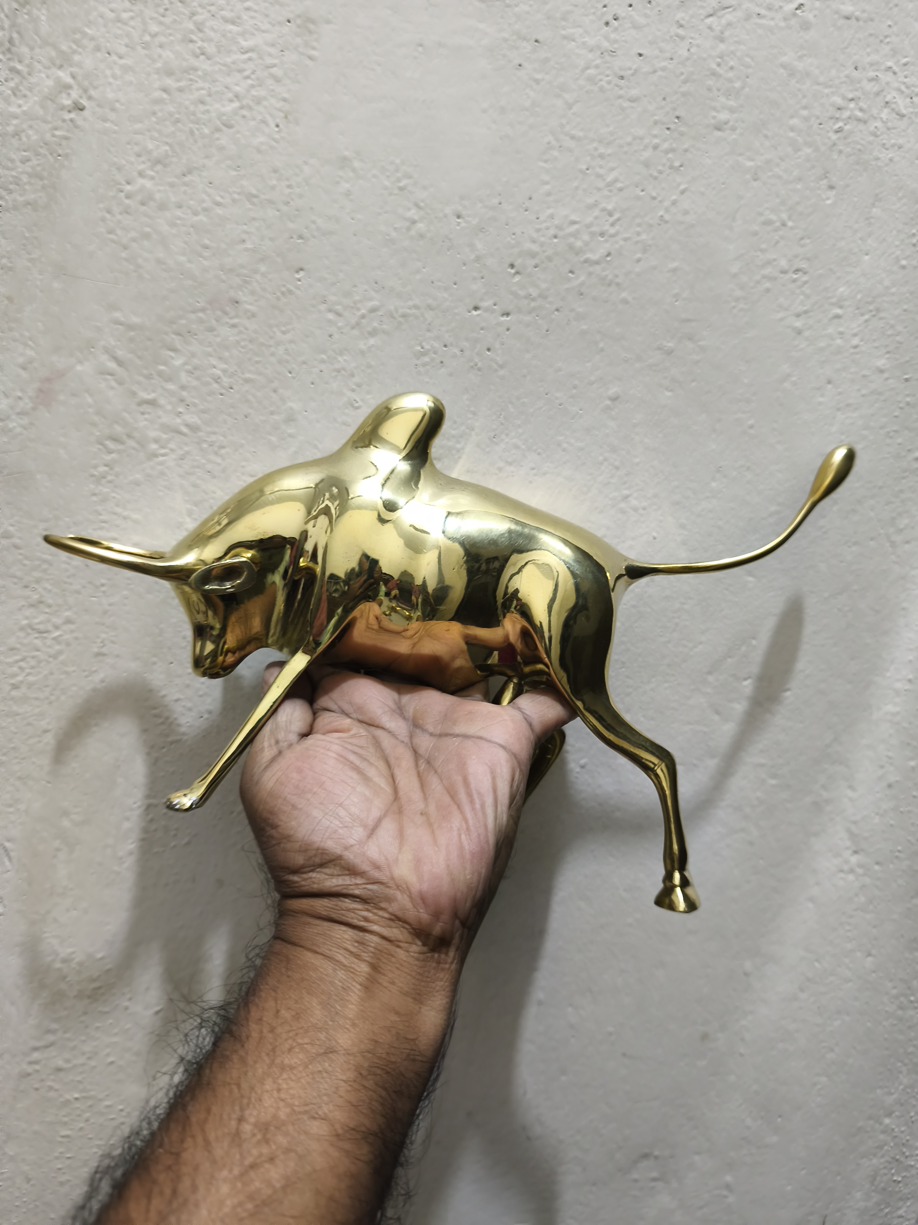 একটি পিতলের ষাঁড়ের মূর্তি