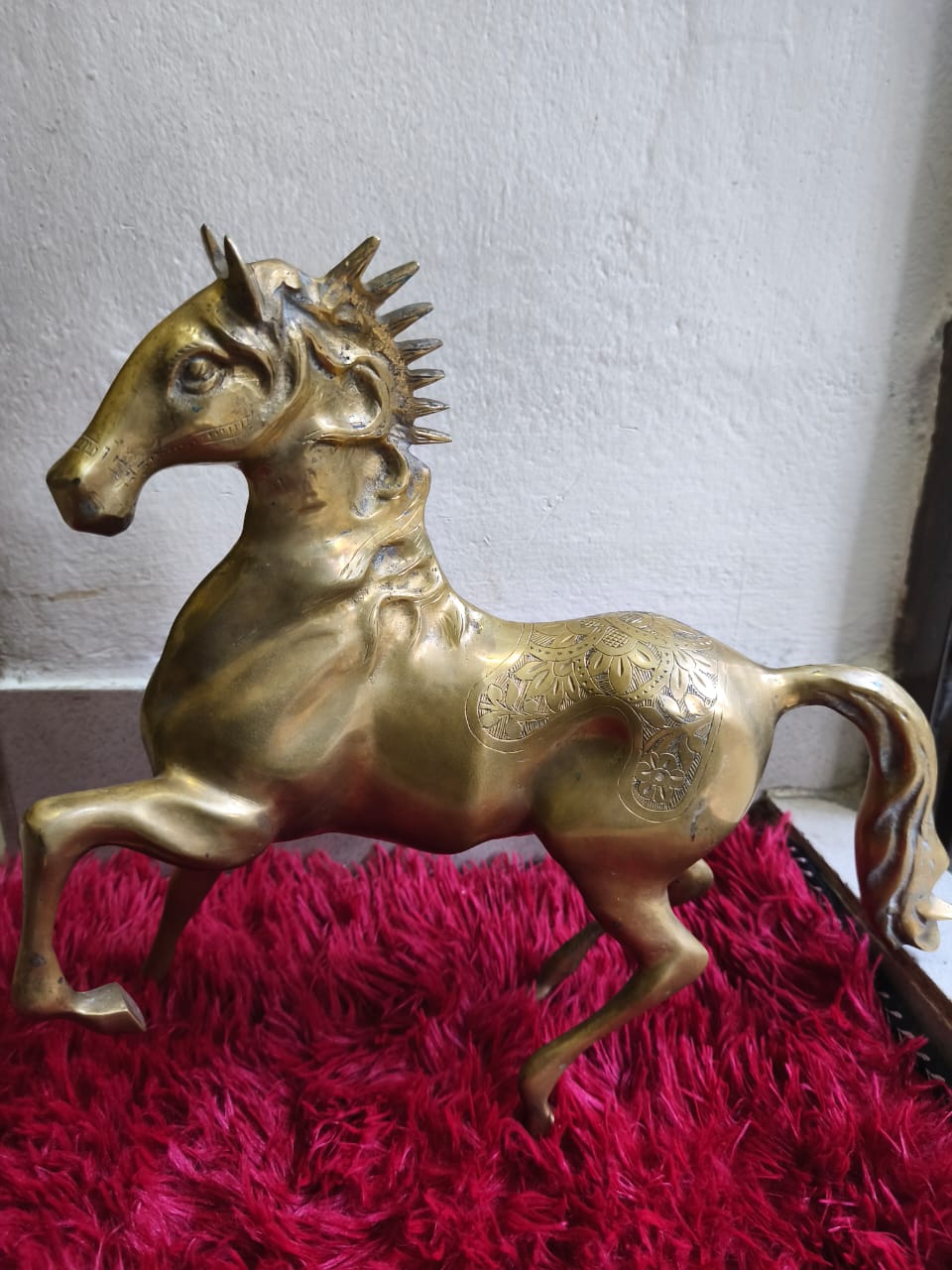 একটি প্রাচীন বা ভিনটেজ শৈলীর সজ্জা সামগ্রী পিতলের ঘোড়ার মূর্তি