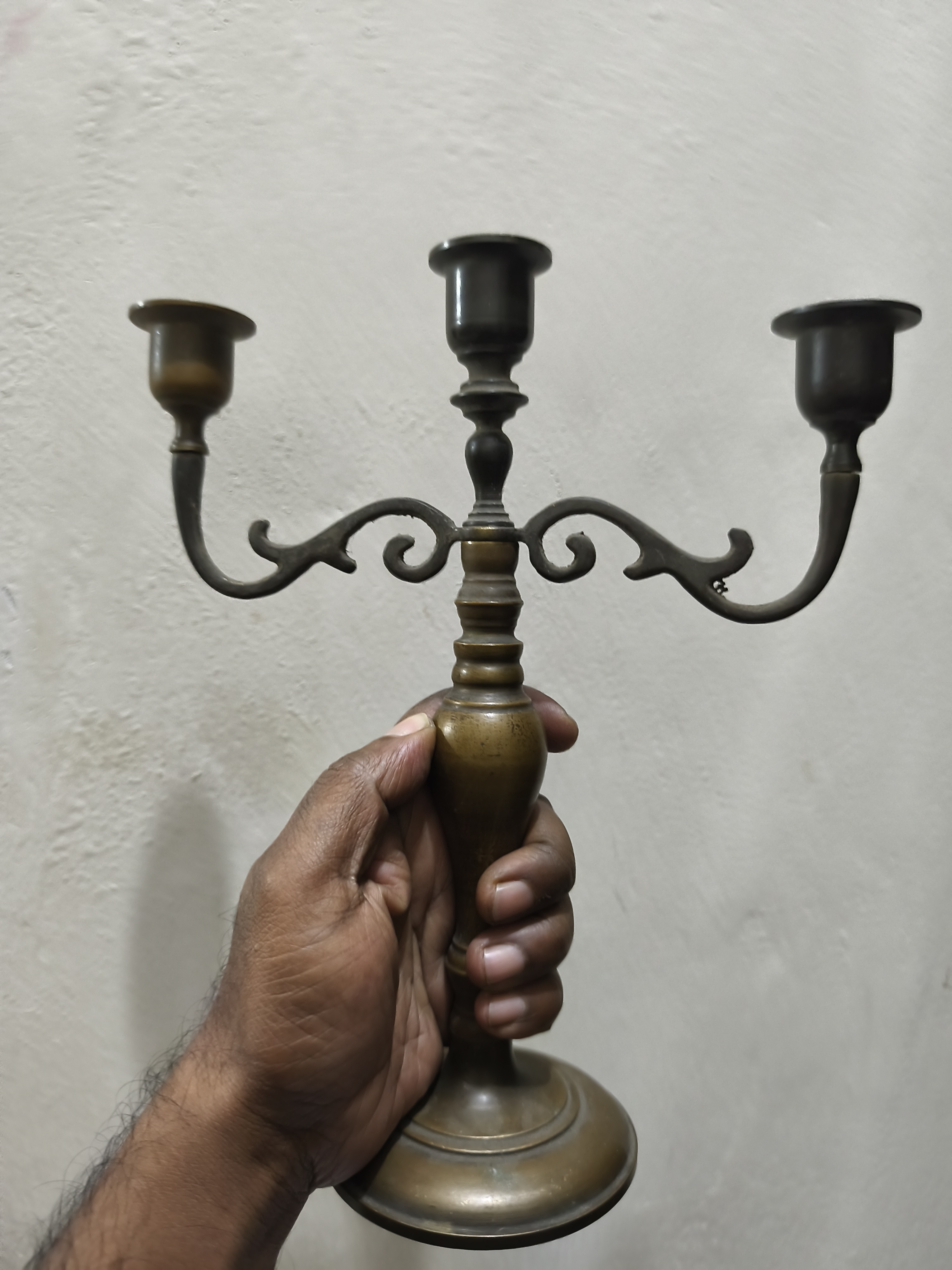 একটি পিতলের তৈরি অ্যান্টিক  তিন-বাহু বিশিষ্ট মোমদানি বা ক্যান্ডেলাব্রা।