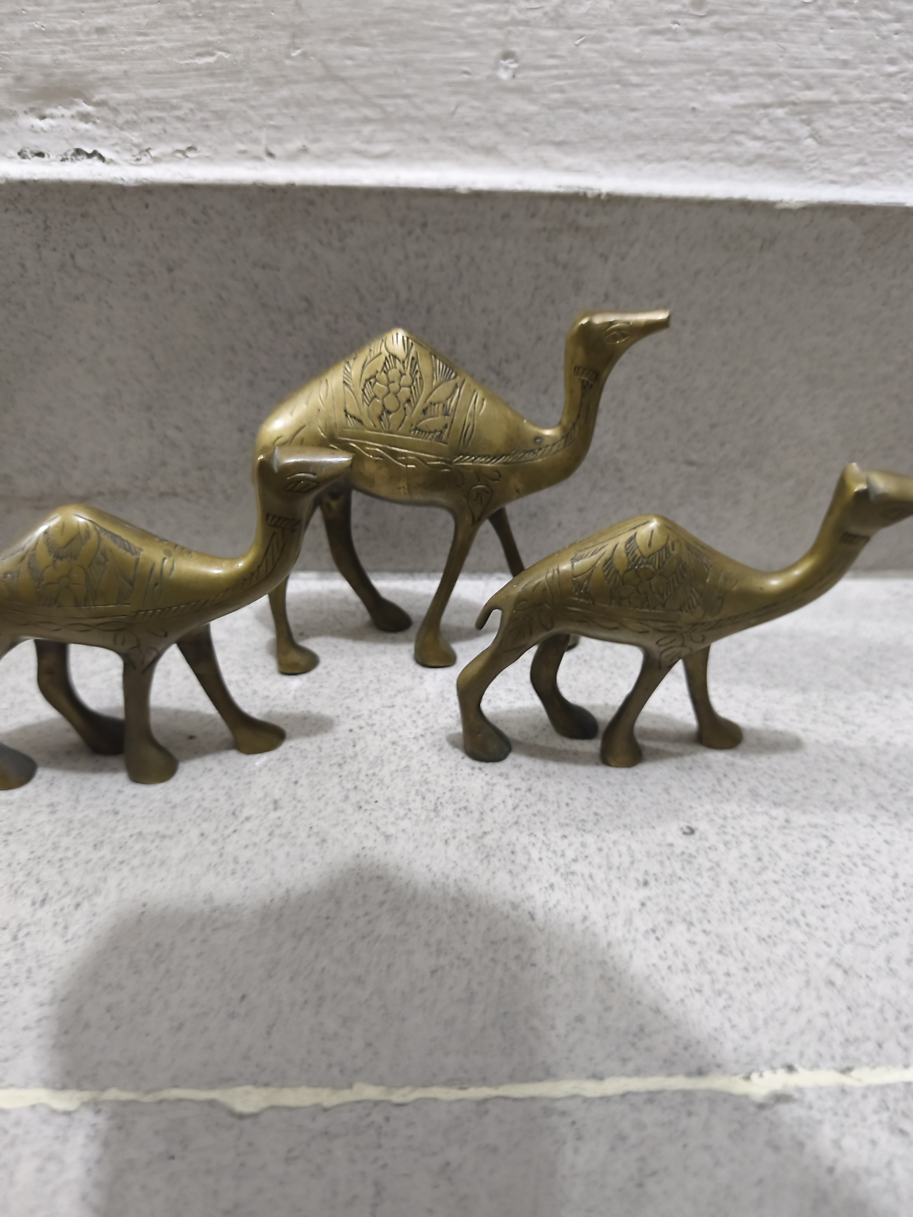 তিনটি পিতলের তৈরি উটের মূর্তি