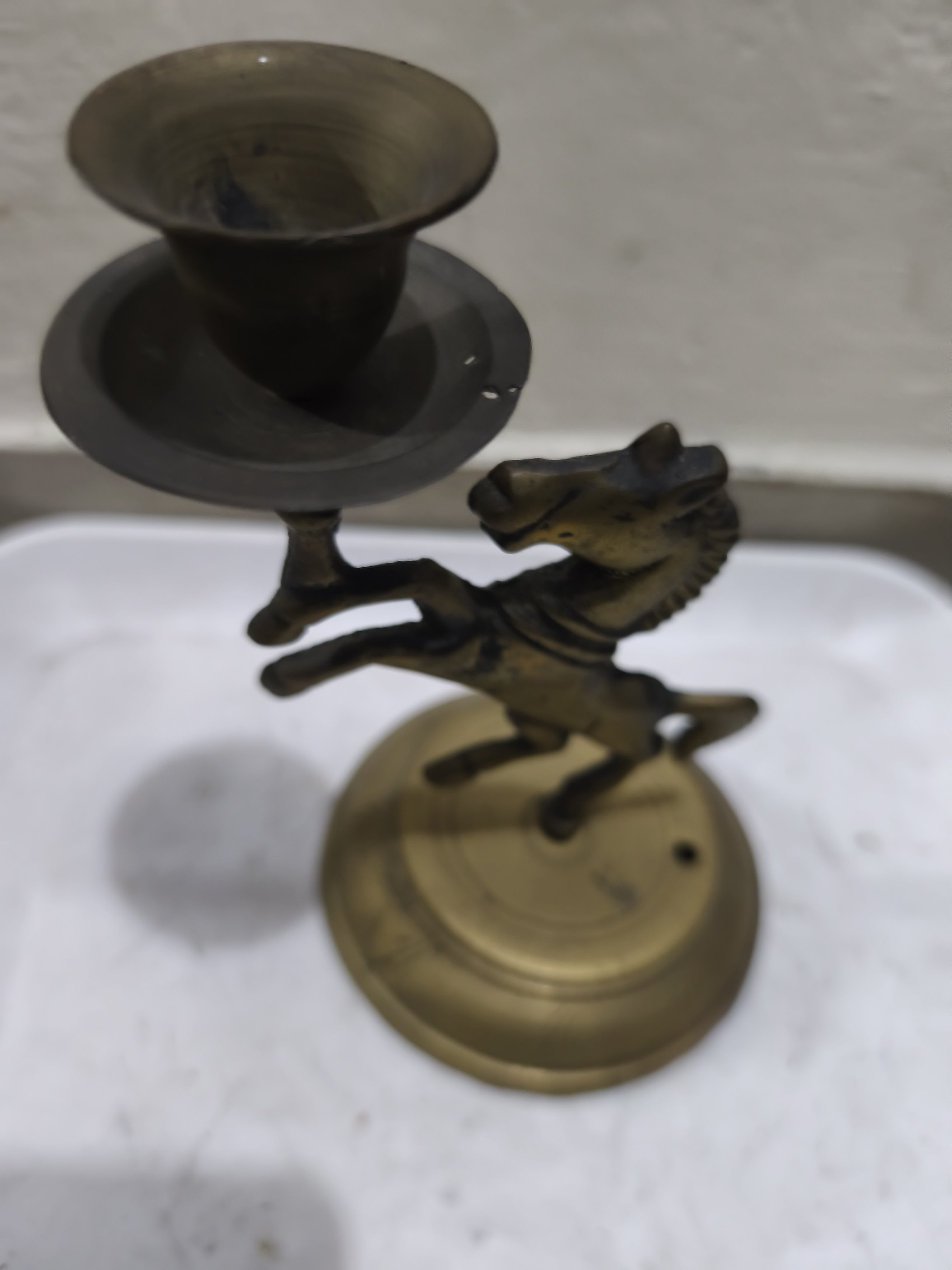 এটি একটি পিতলের তৈরি মোমবাতি স্ট্যান্ড