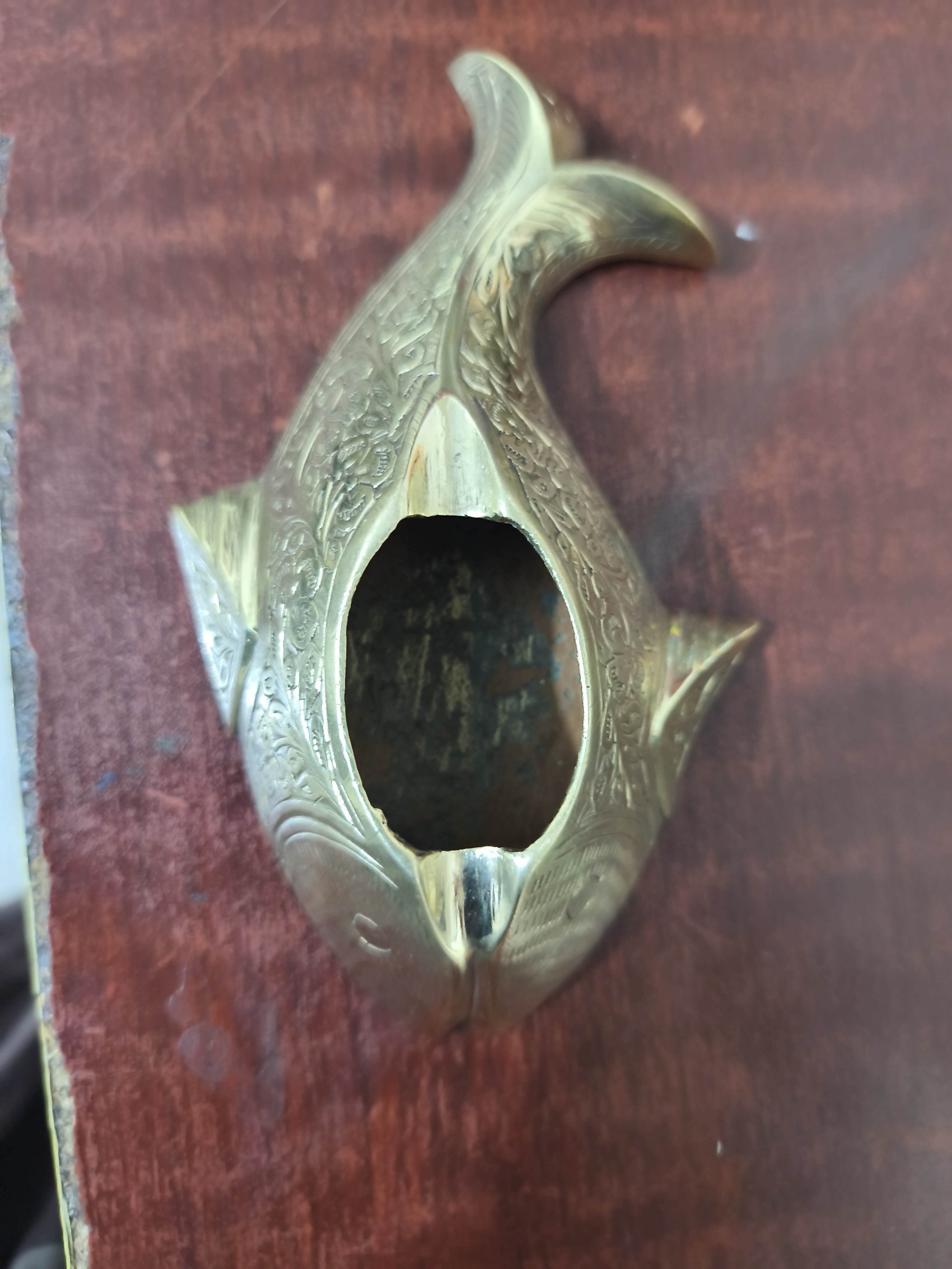 একটি মাছ আকৃতি অ্যাশট্রে বা ছাইদানি।