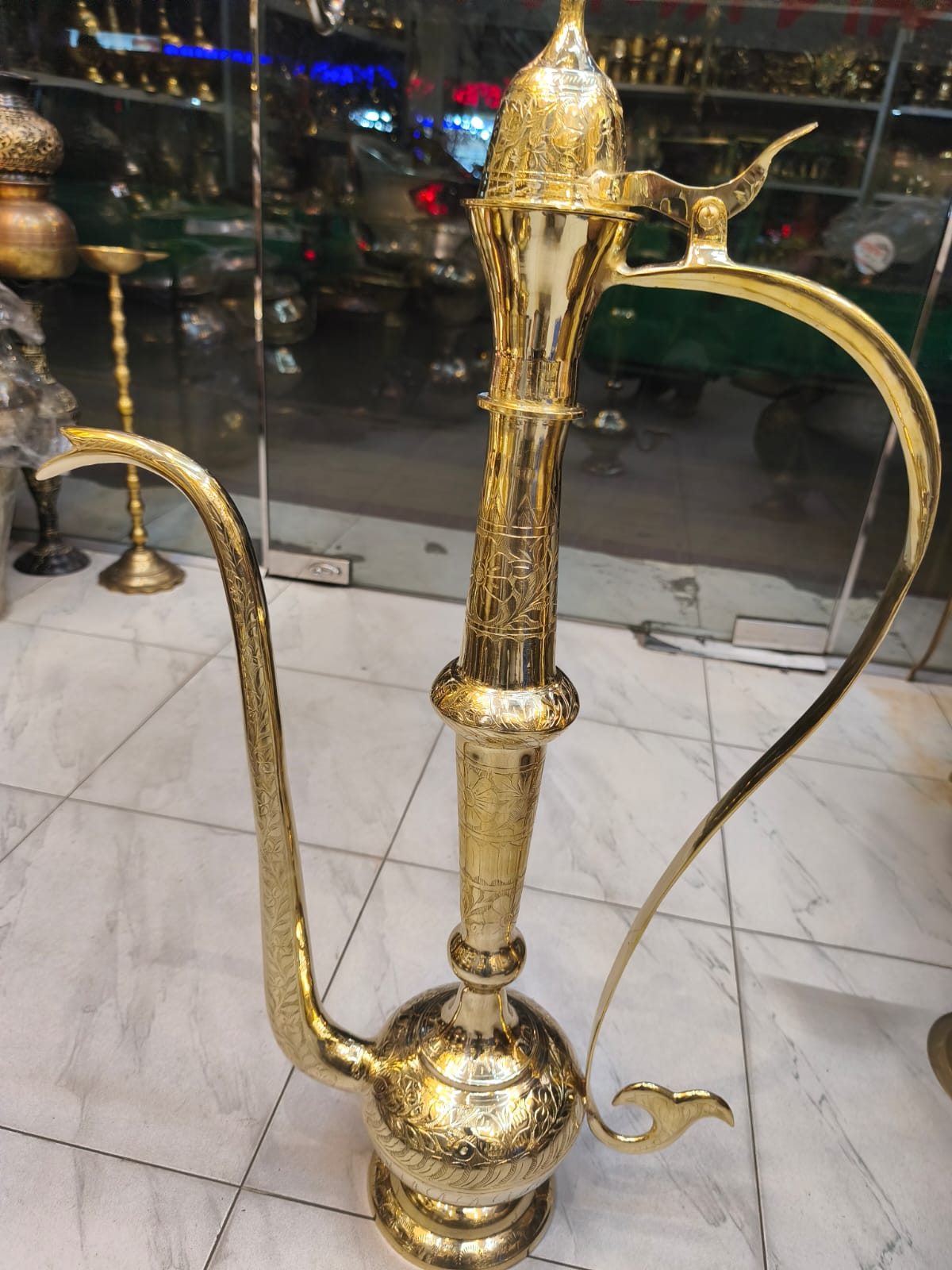 পিতলের পাত্রটি ঐতিহ্যবাহী মধ্যপ্রাচ্য এবং দক্ষিণ এশীয় জলপাত্র, যা আফতাবা (বা আবতাবেহ, ইব্রিক, সুরাহি, আফতোবা)