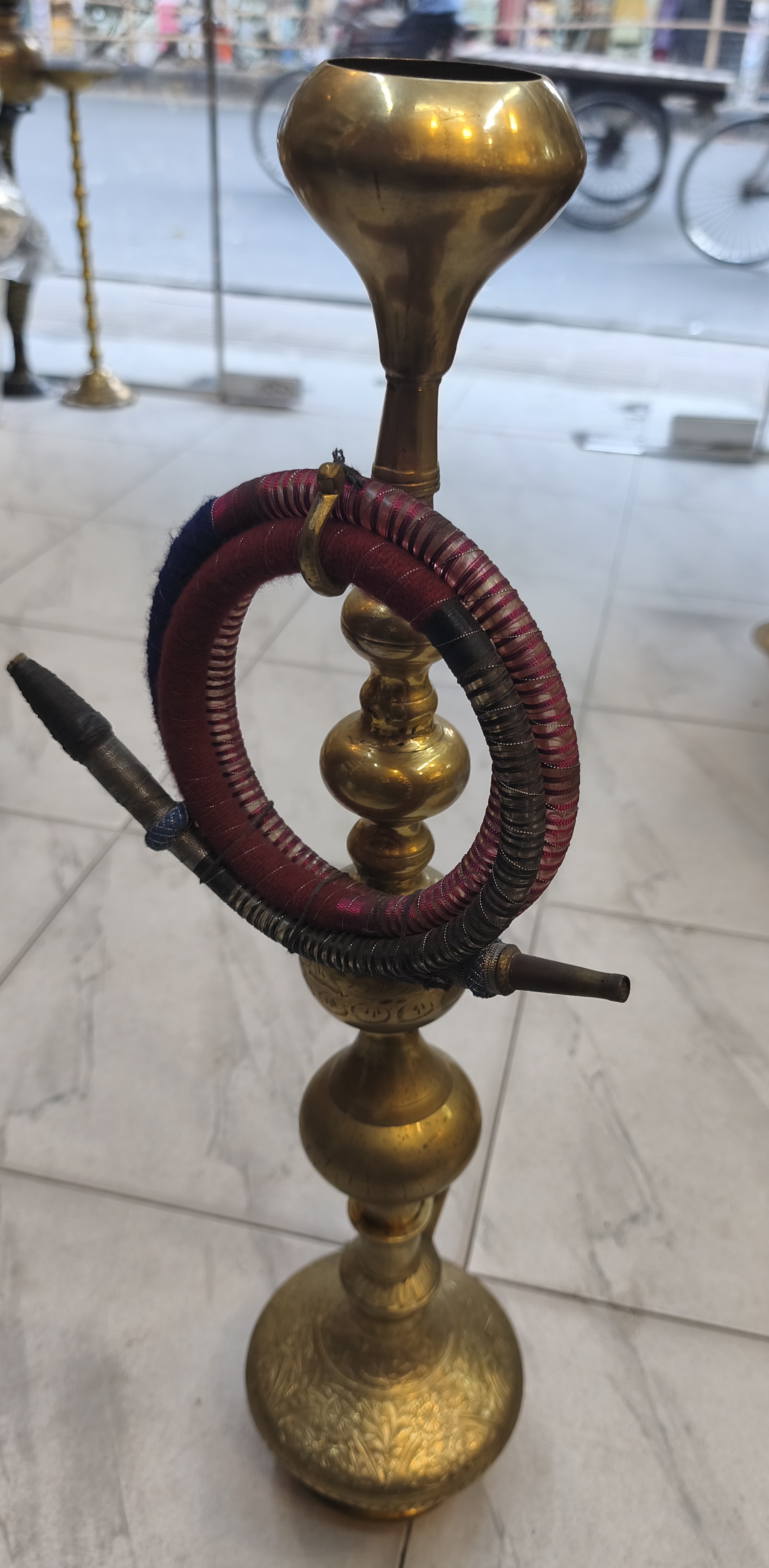 একটি প্রাচীন পিতলের হুক্কা