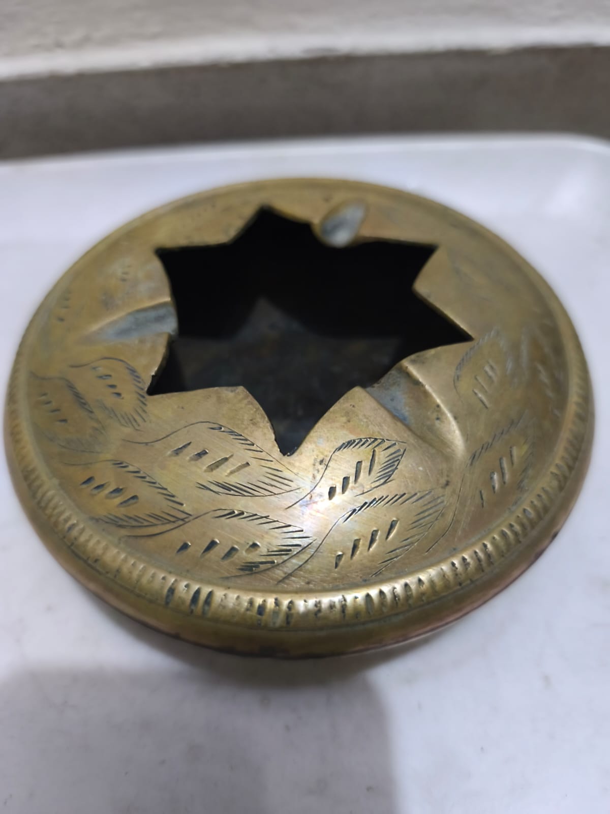 একটি পিতলের অ্যাশট্রে