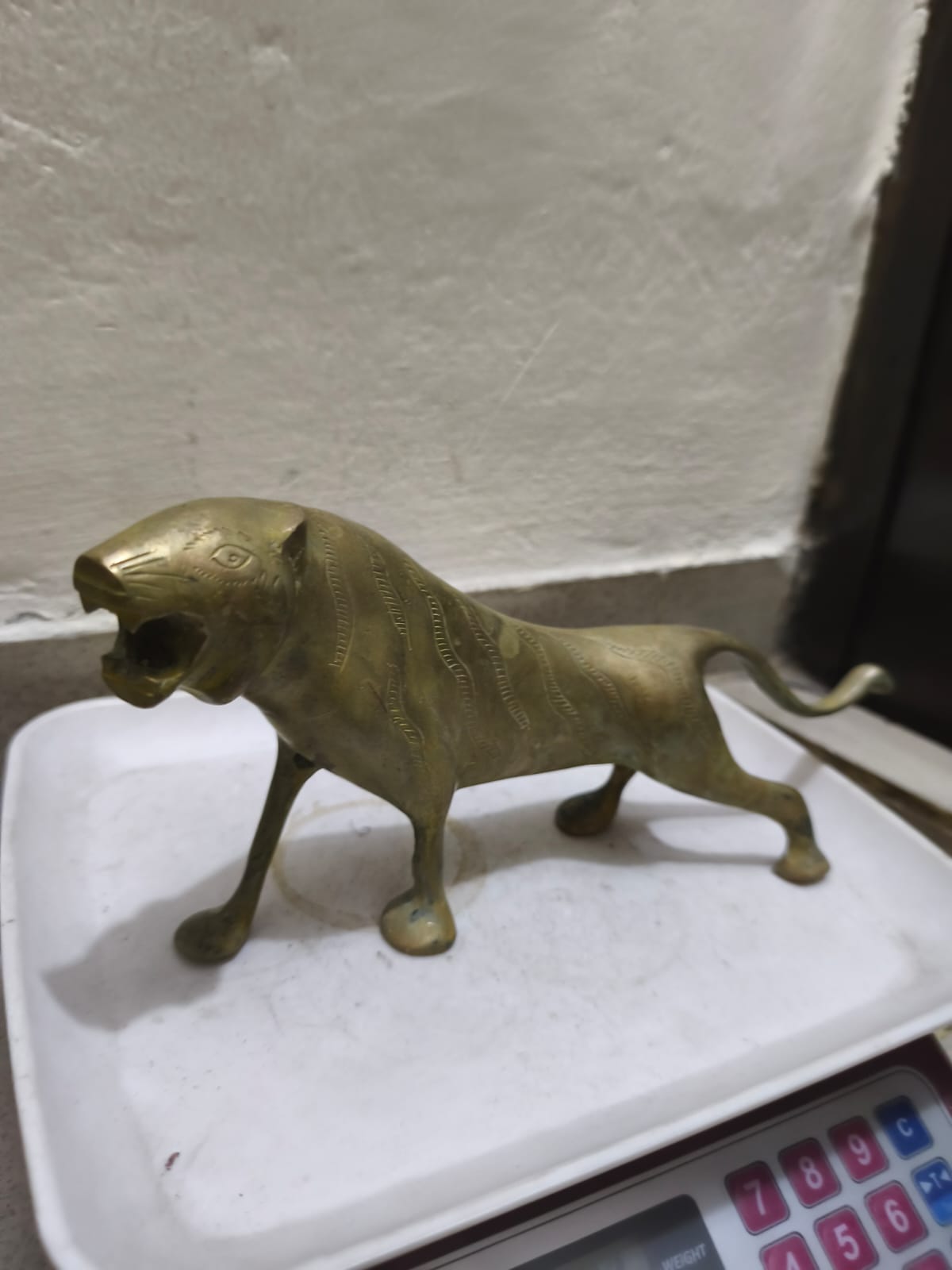 পিতলের তৈরি বাঘের মূর্তি