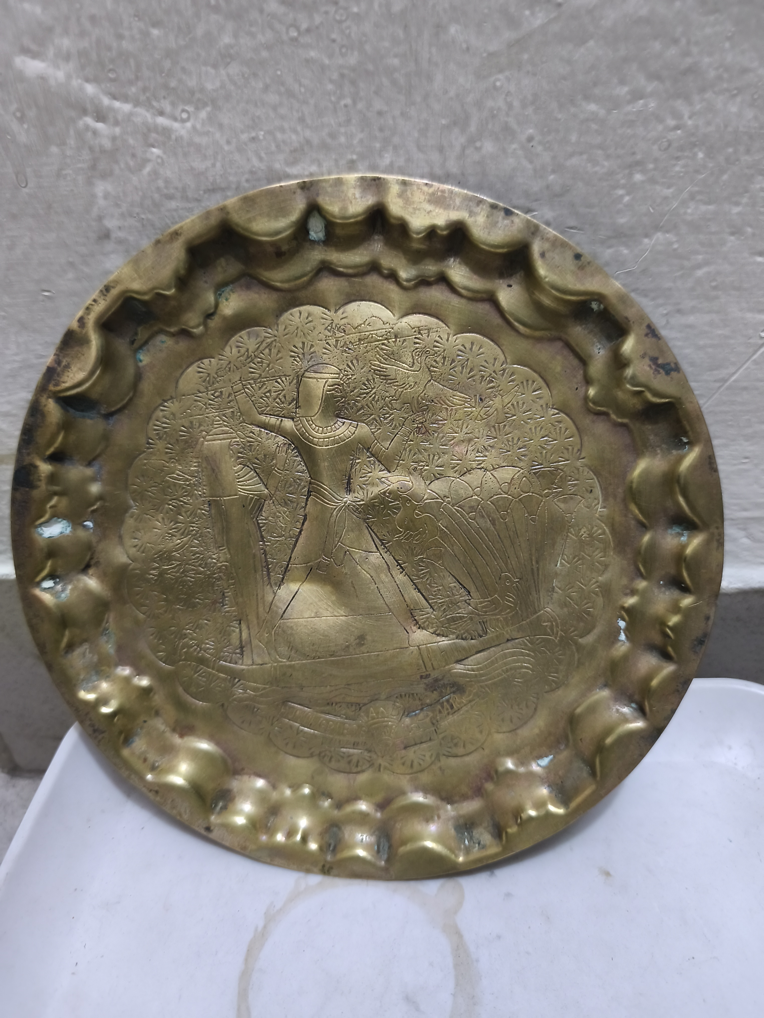 একটি আলংকারিক, ভিনটেজ পিতলের প্লেট বা ট্রে