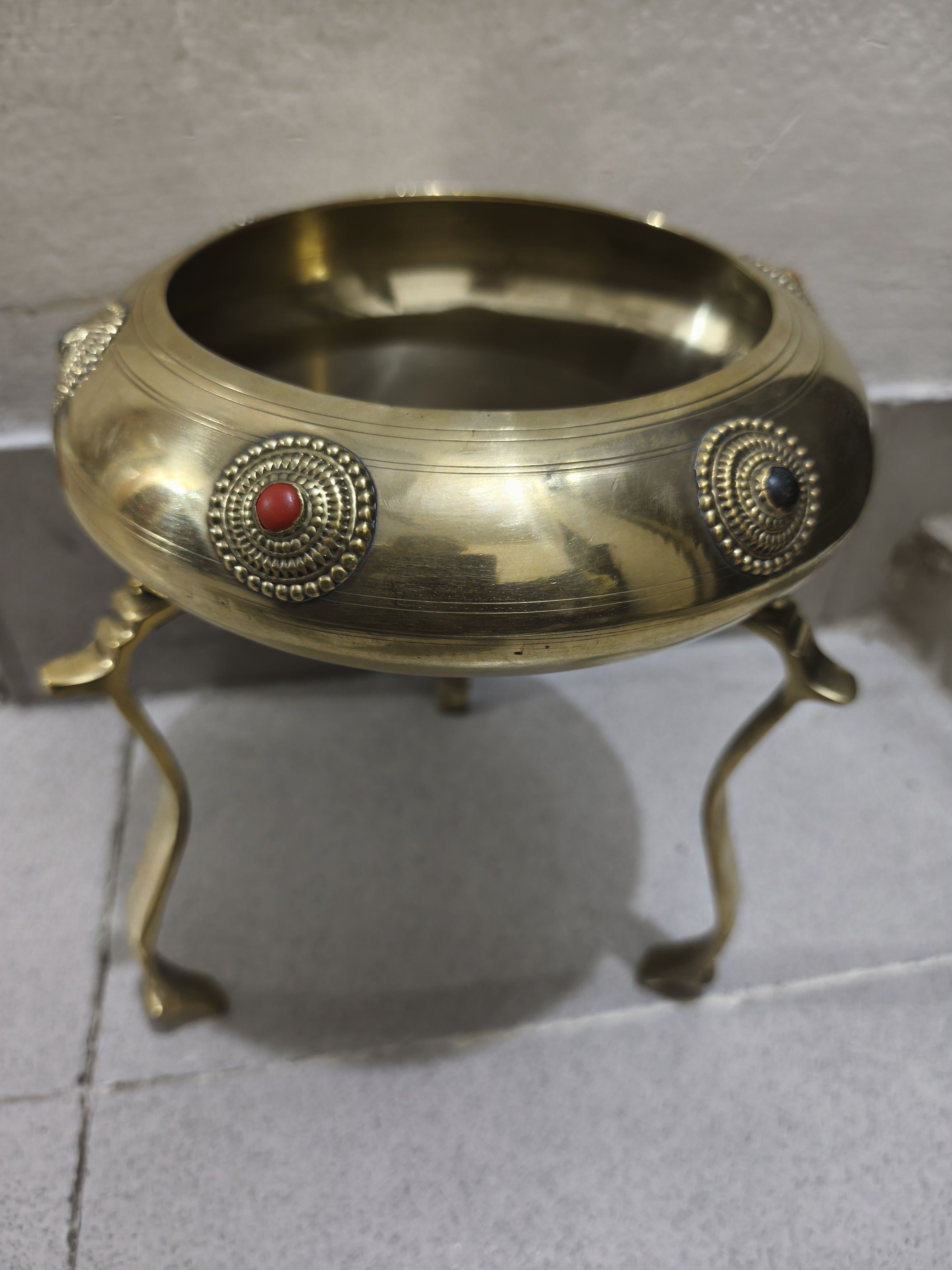 পিতলের অলংকারযুক্ত ত্রিপদী বাটি (Three-legged brass decorative bowl)