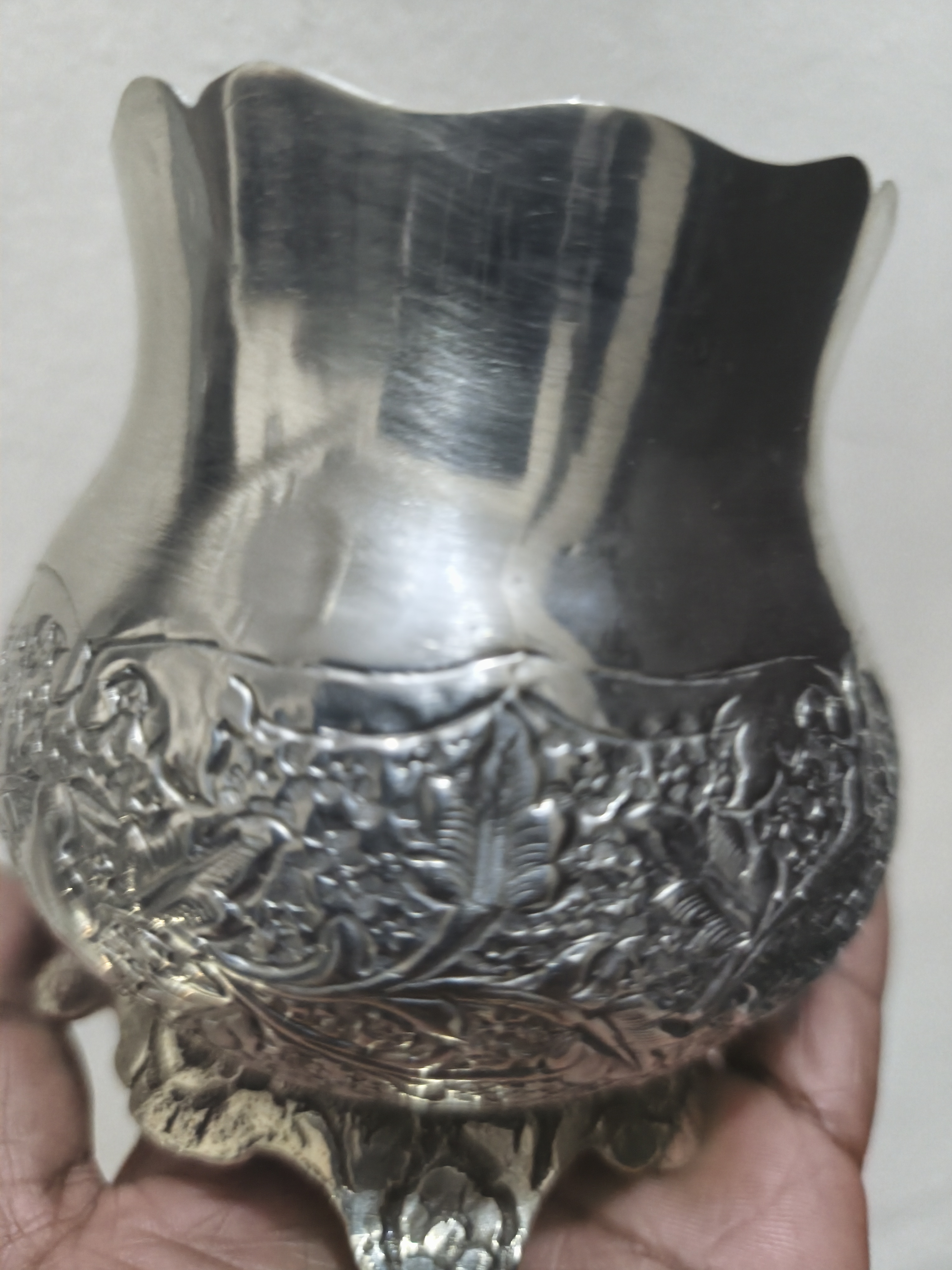 খোদাই করা পিতলের তিন পায়ার ফুলদানি/লবনদানি/স্টার্লিং রূপালী মগ বা লোটা