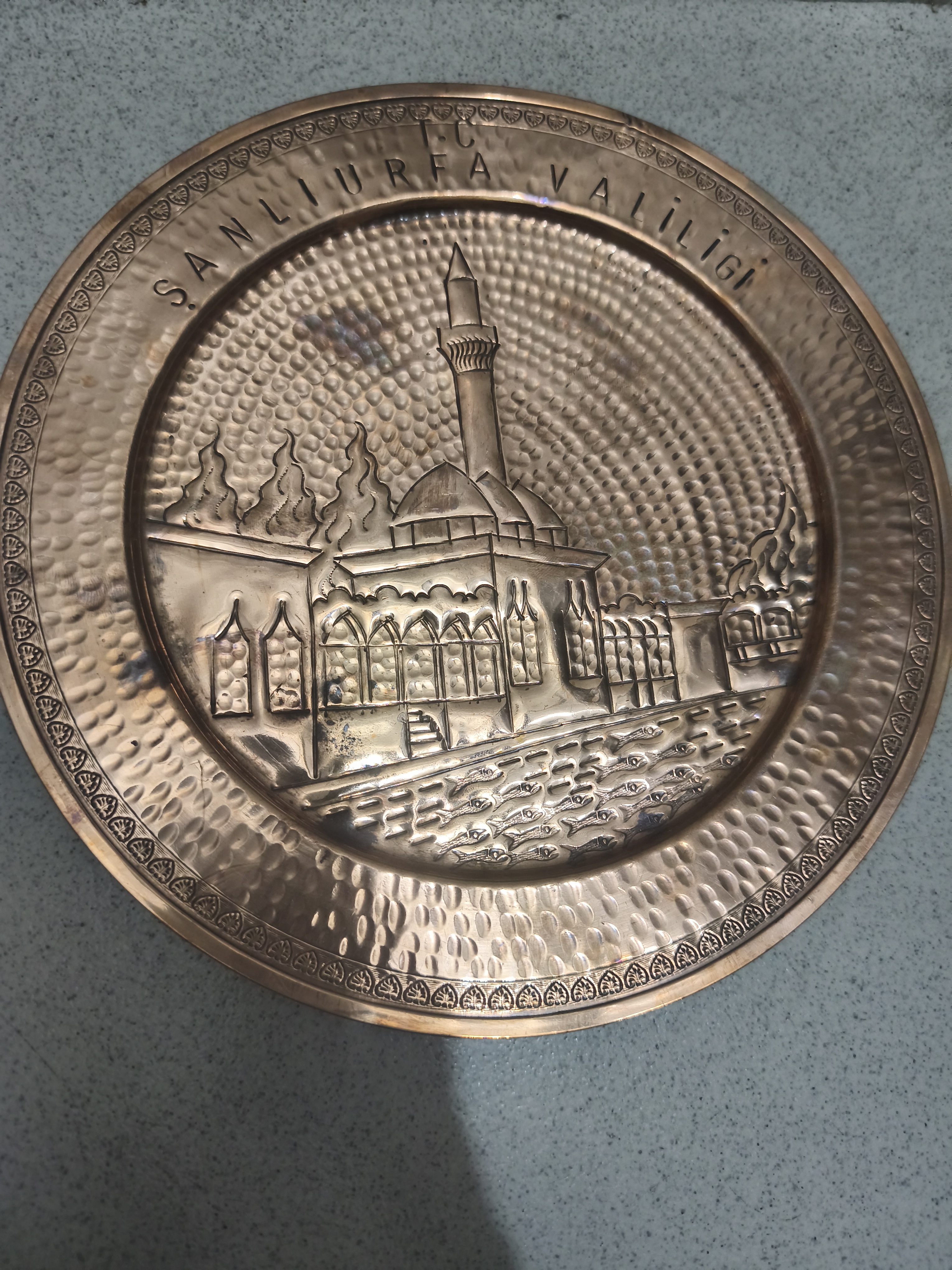 আলংকারিক তামার ওয়াল প্লেট/সানলিউরফা ভ্যালিজ/কেন্দ্রীয় মসজিদ এবং মিনার রয়েছে