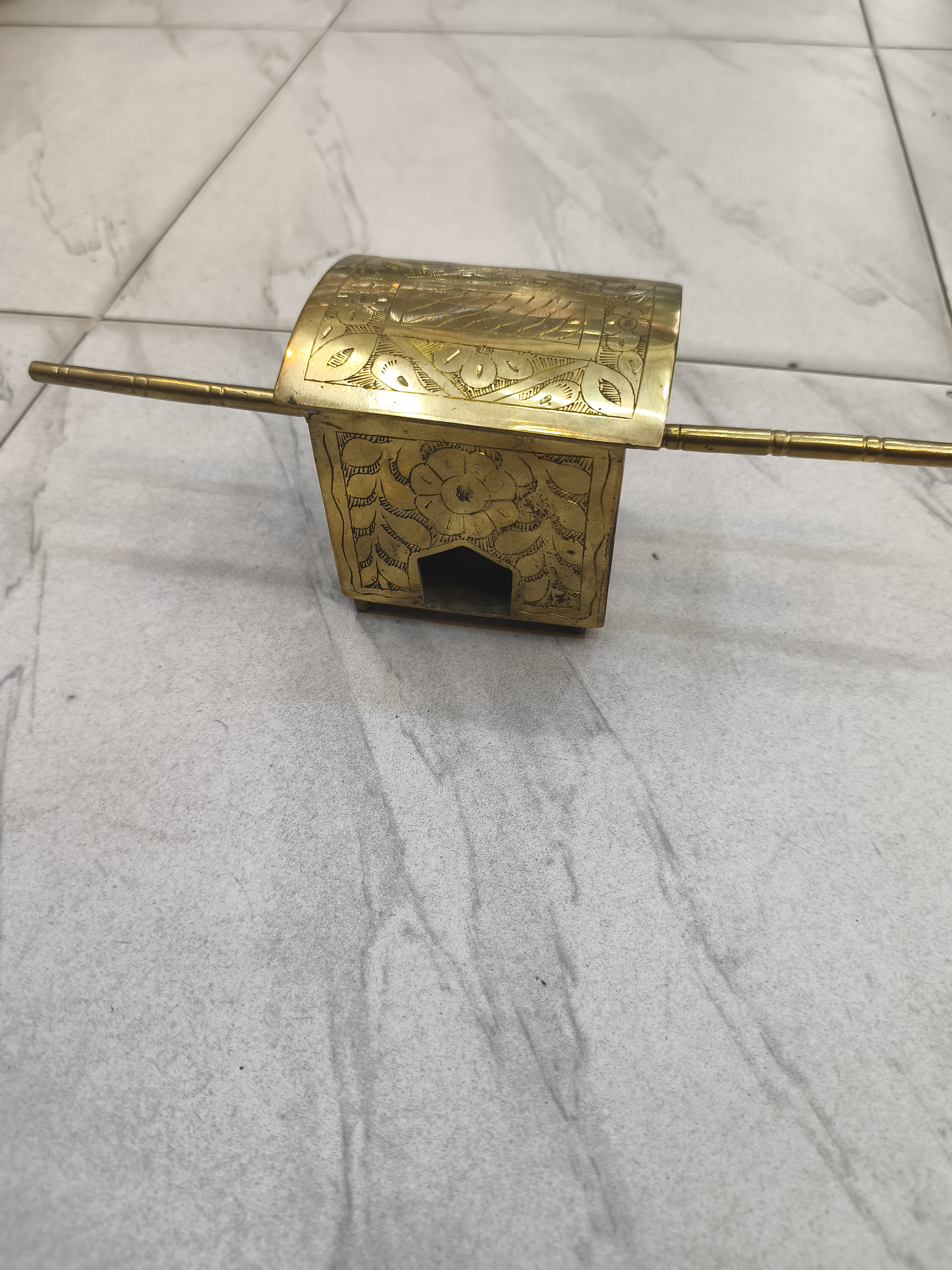 ঐতিহ্যবাহী আলংকারিক পিতলের পালকি