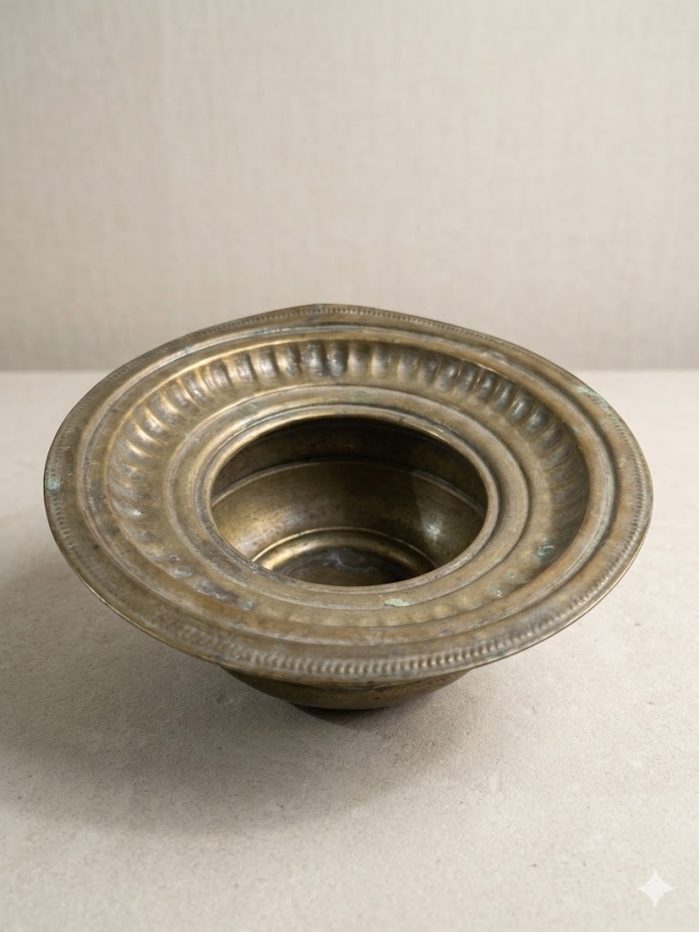 মালয় ঢালাই পিতলের পিকদানি বা 'কেটুর'