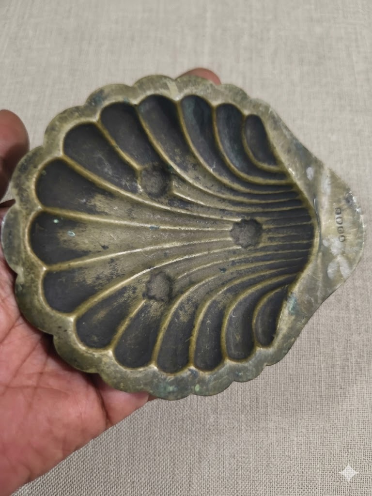 একটি ঝিনুক আকৃতির ধাতব থালা