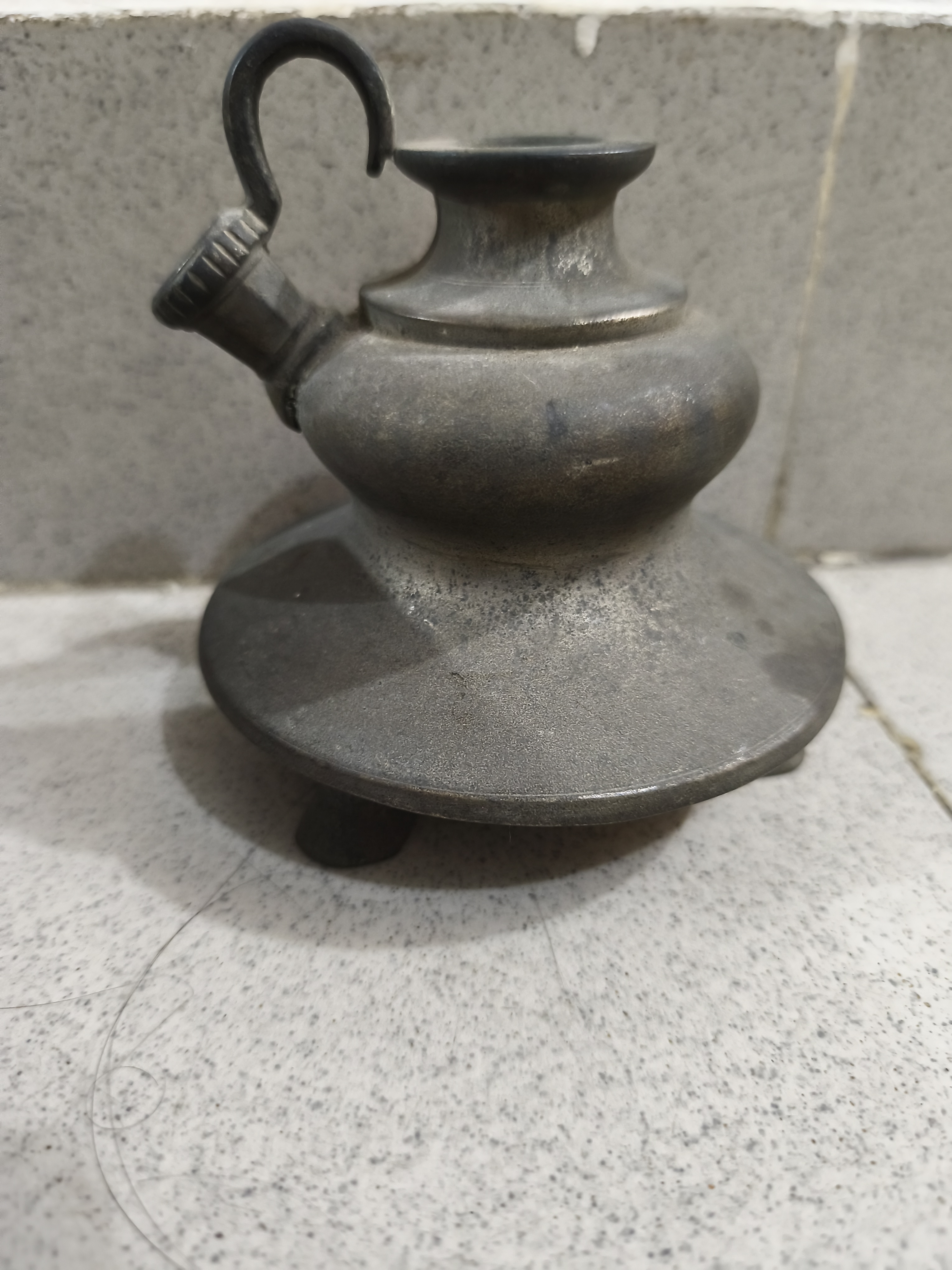 একটি প্রাচীন পিতলের হুক্কা বেস