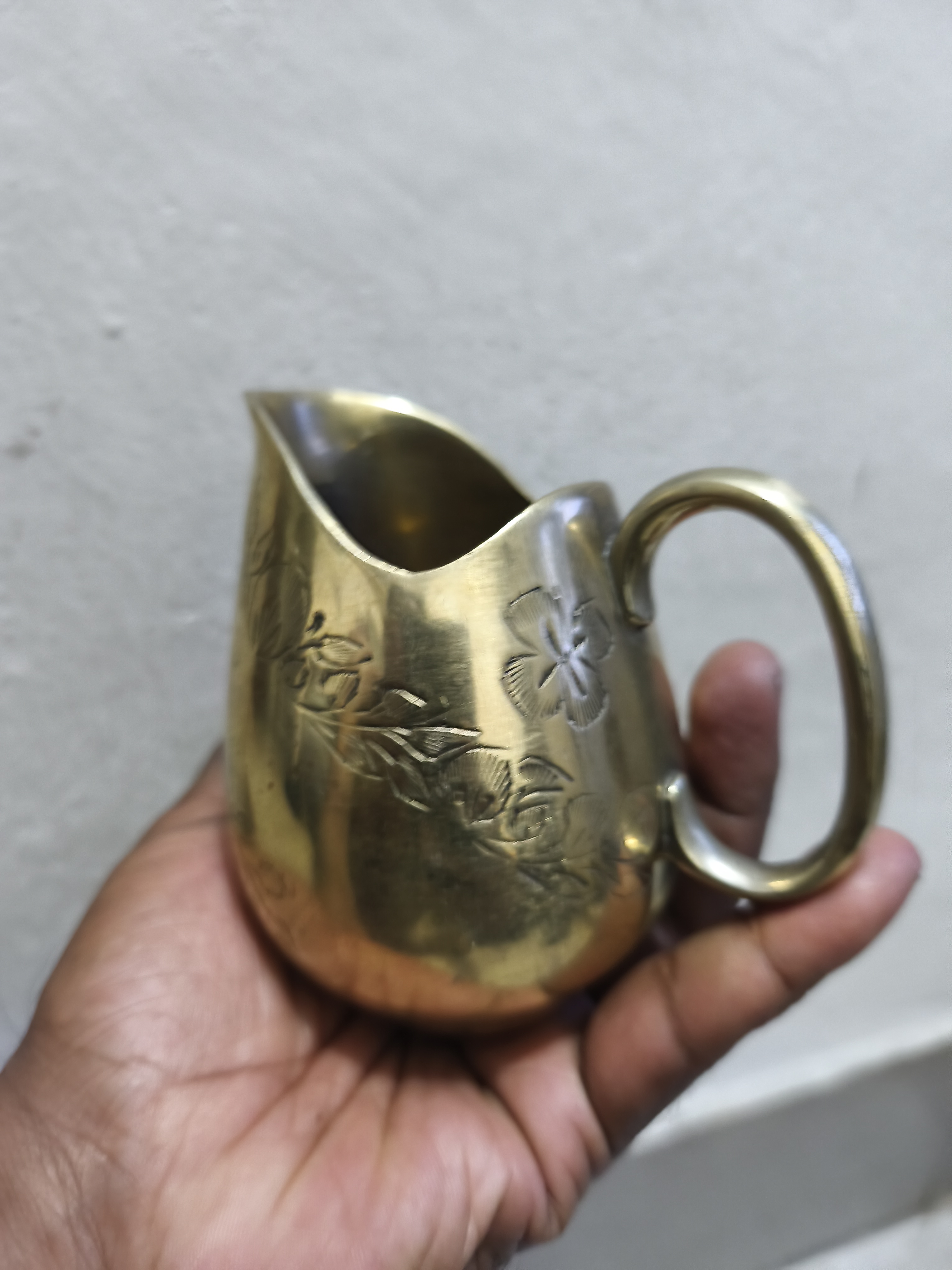 ছোট পুরানো পিতলের জগ বা ক্রিমার