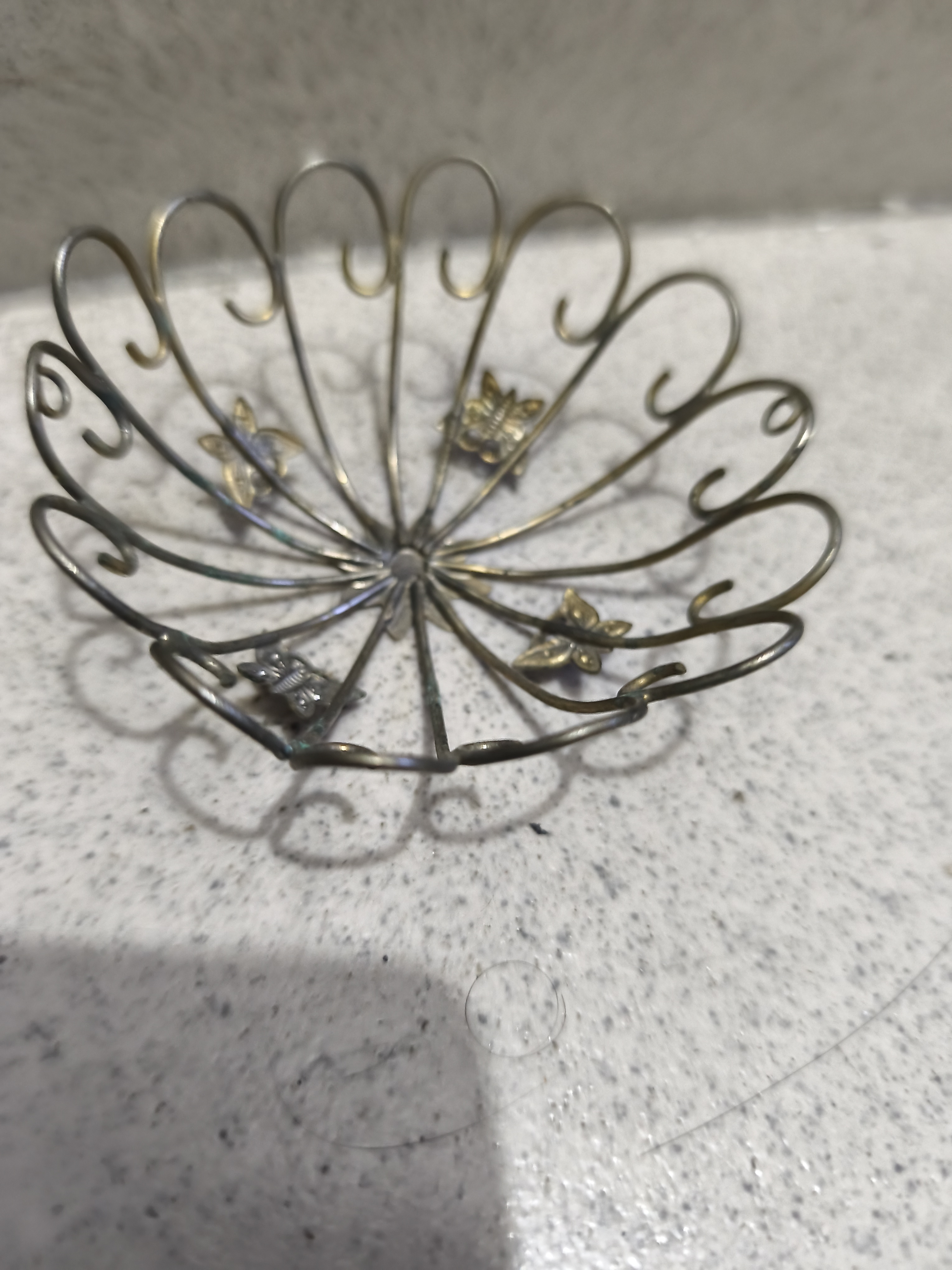 পুরোনো ছোট ধাতব ঝুড়ি