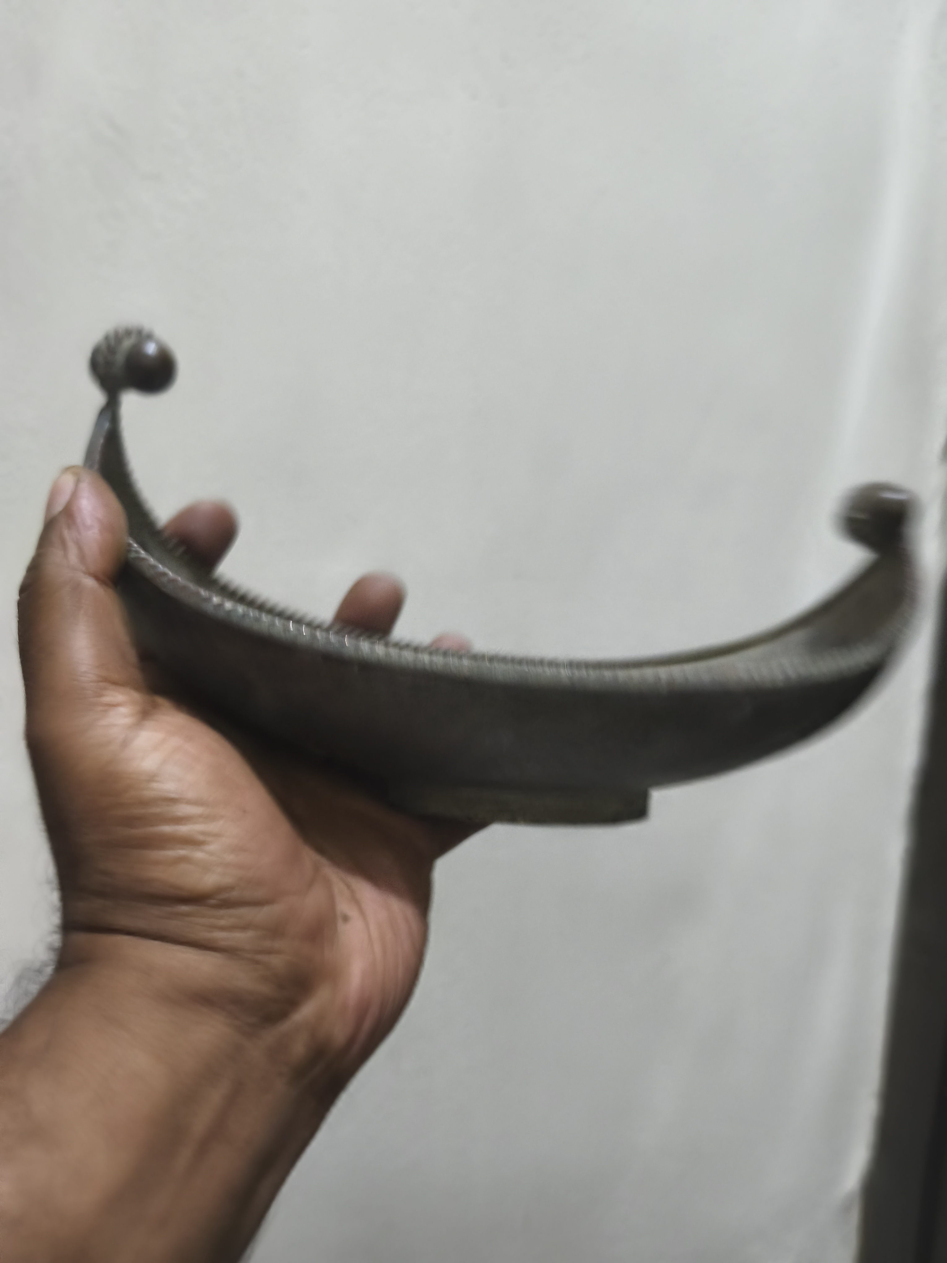 একটি পুরাতন পিতলের নৌকাকৃতির থালা, যা কাশকুল নামে পরিচিত