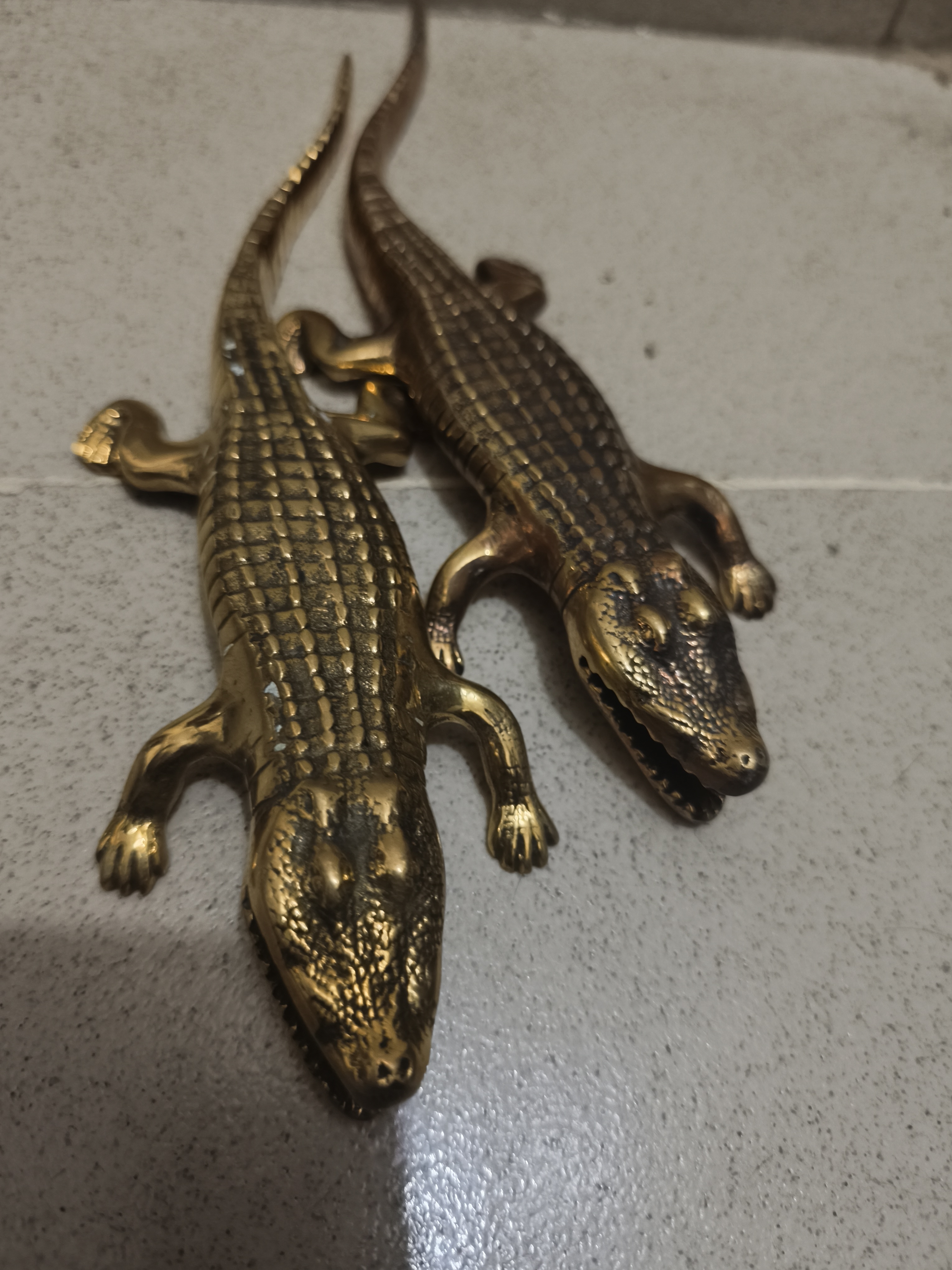 এক জোড়া ভিন্টেজ পিতলের তৈরি কুমিরের ক্ষুদ্র মূর্তি