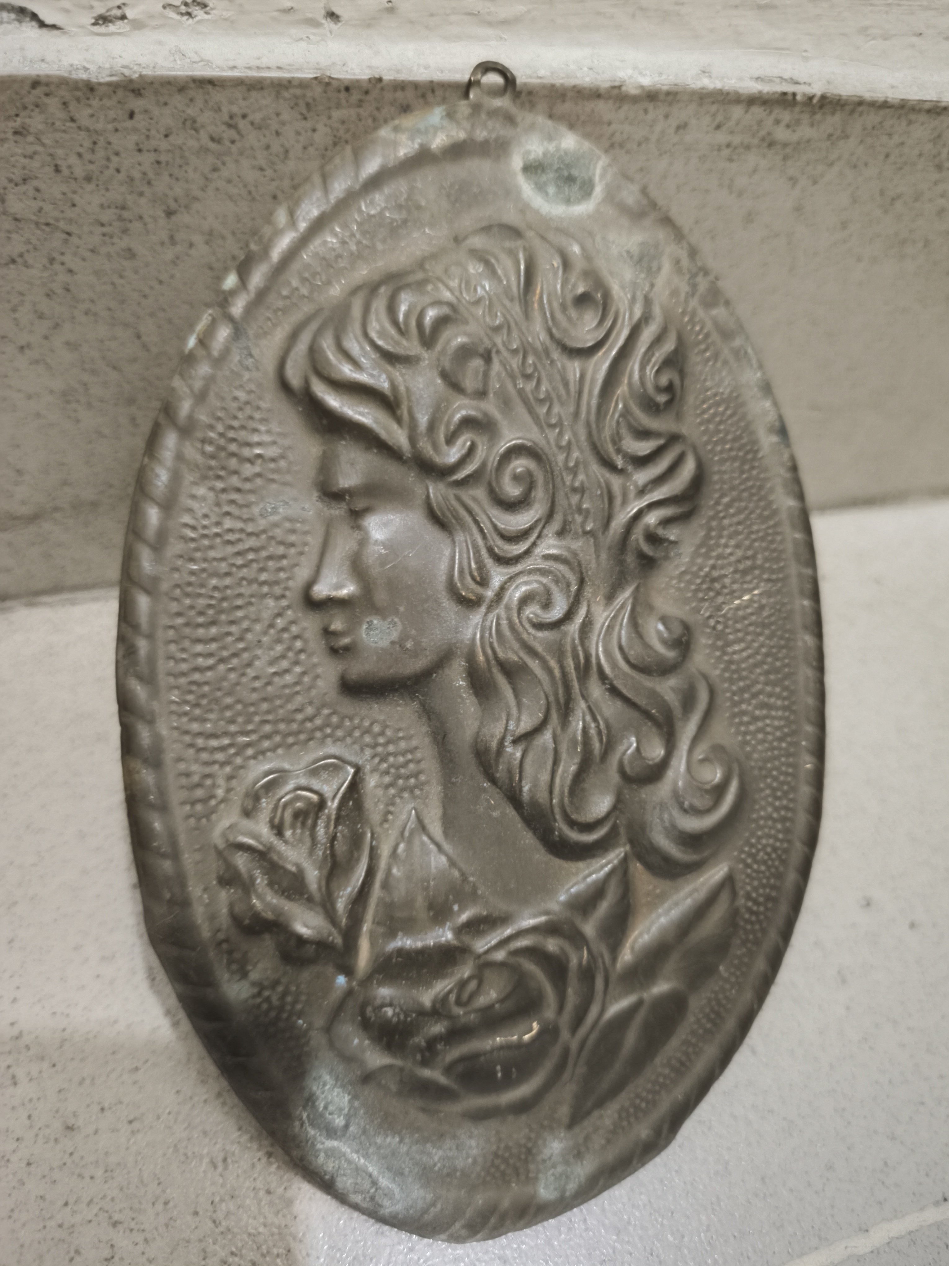 একটি পুরনো তামাটে রঙের ধাতব দেয়াল ফলক