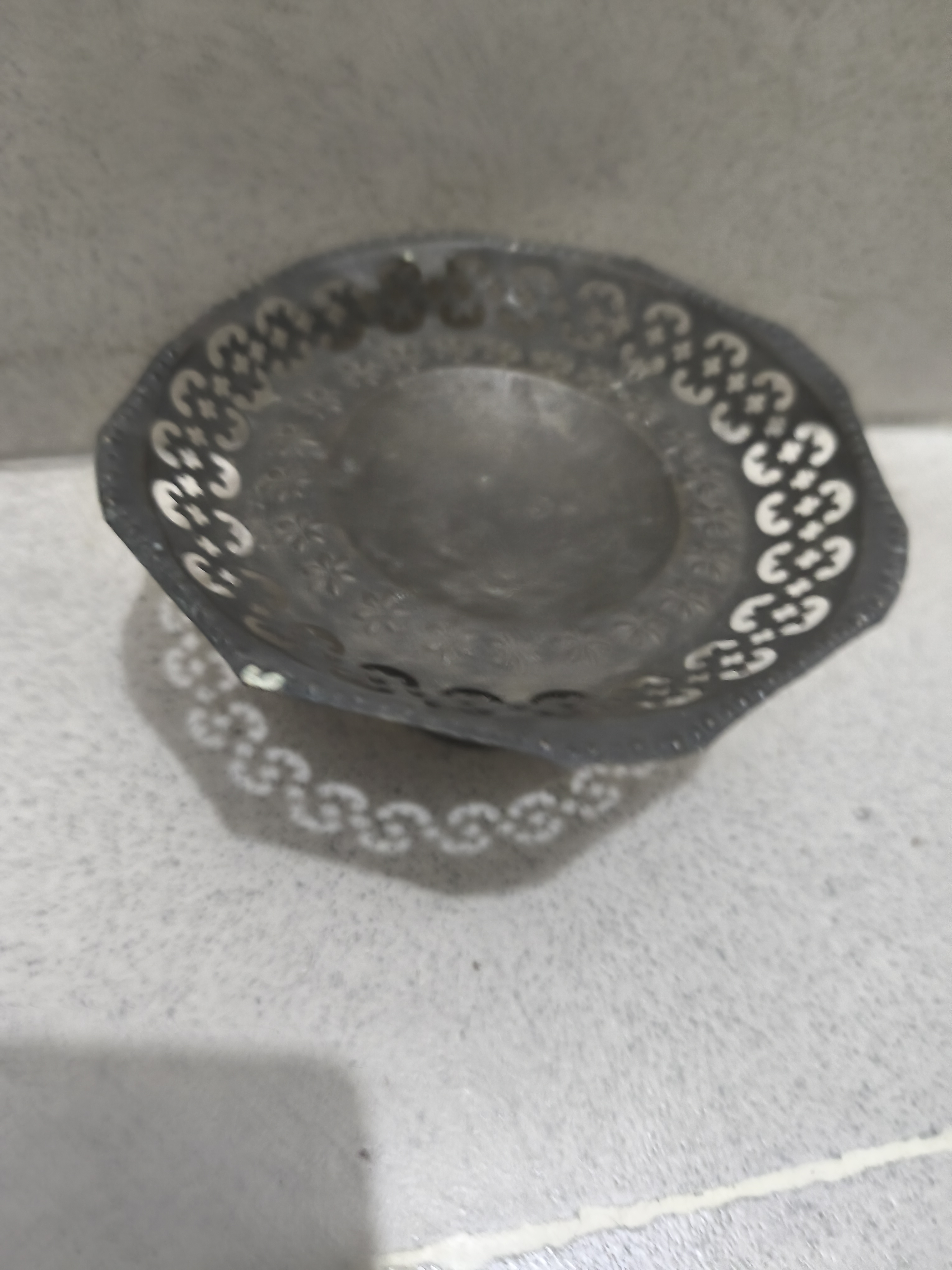 একটি পুরোনো দিনের ধাতব থালা বা ছোট বাটি