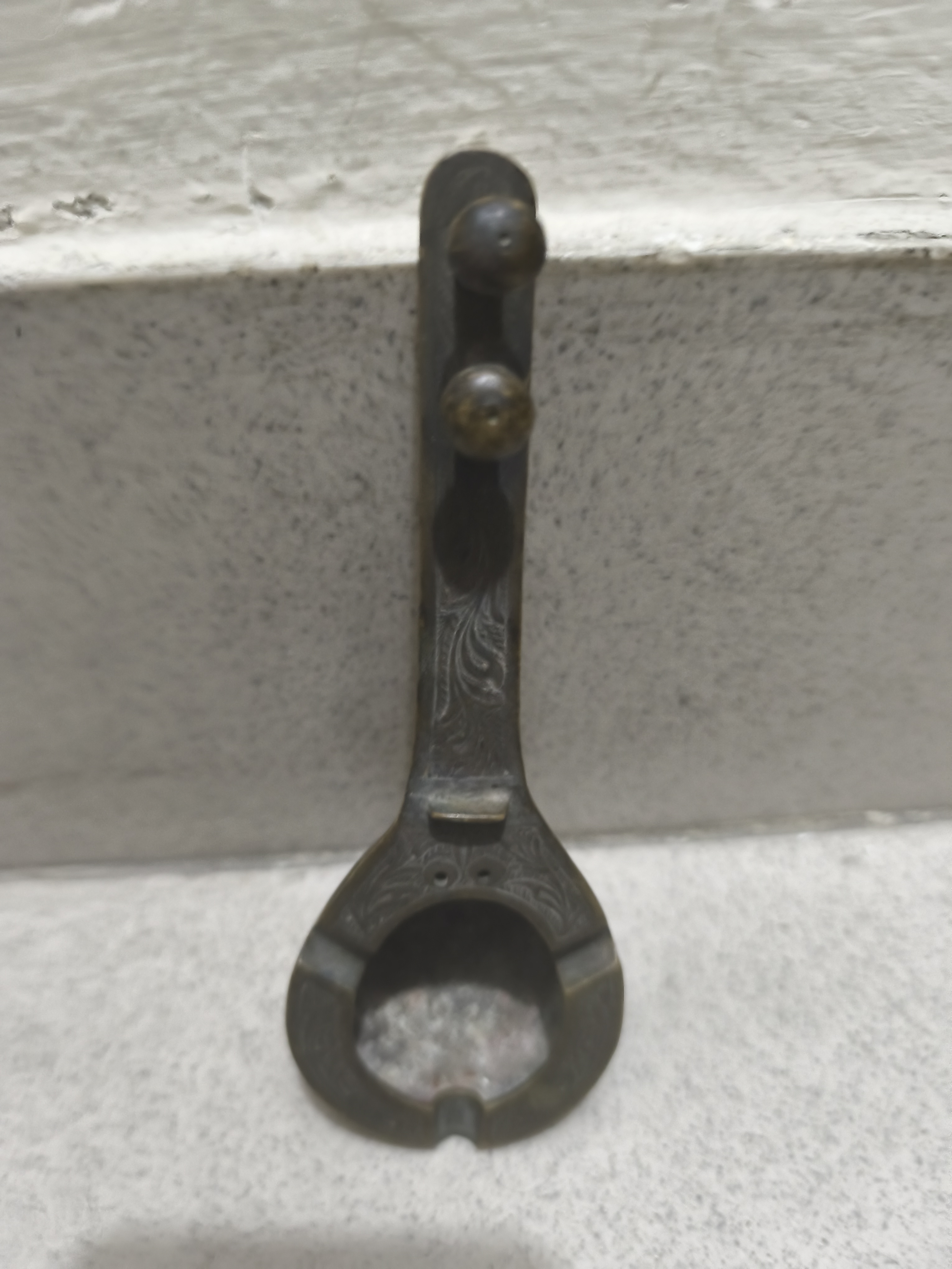 একটি প্রাচীন সেতার-আকৃতির পিতলের ছাইদানি বা পেপারওয়েট