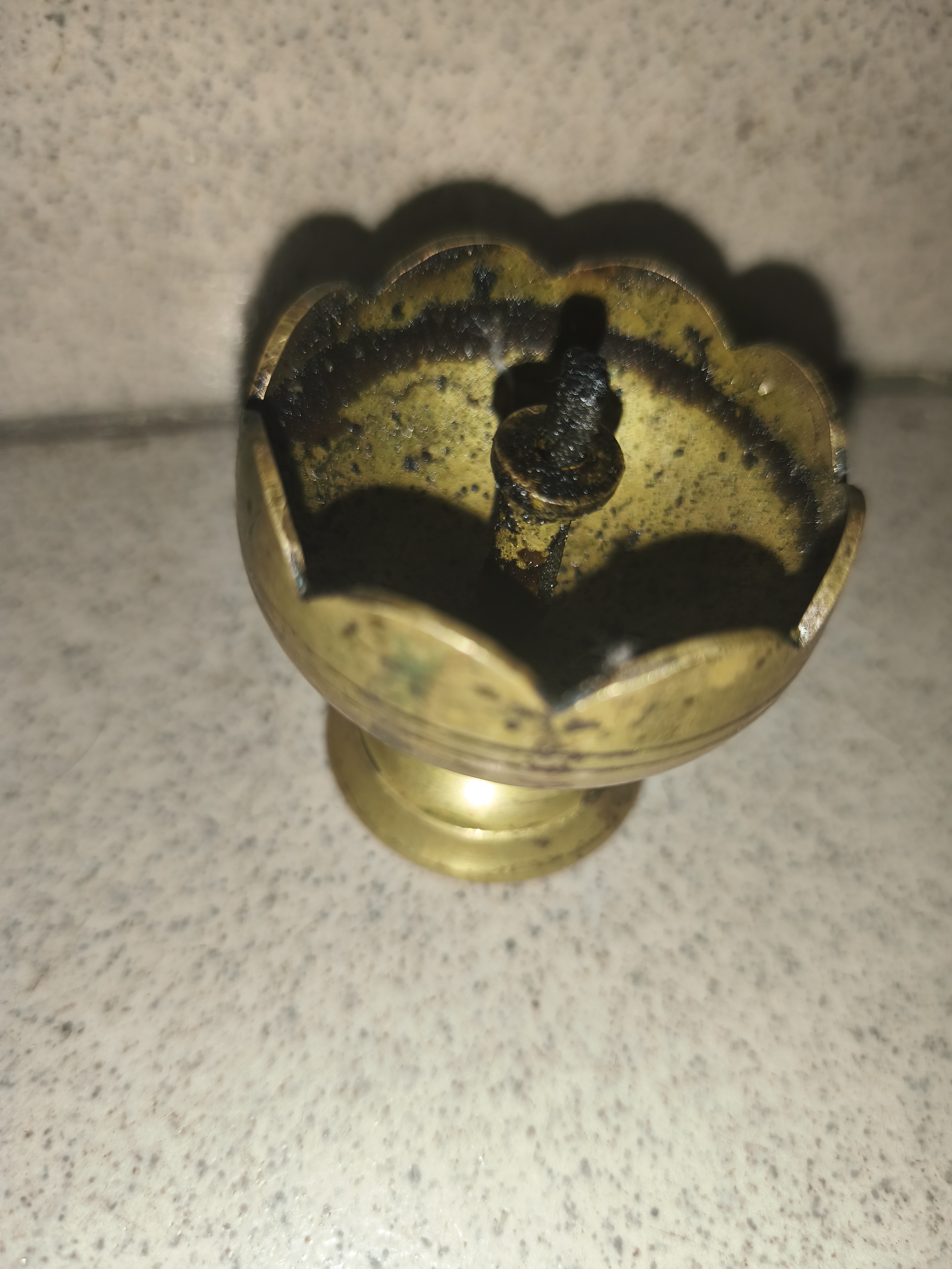 পুরোনো দিনের পিতলের প্রদীপ