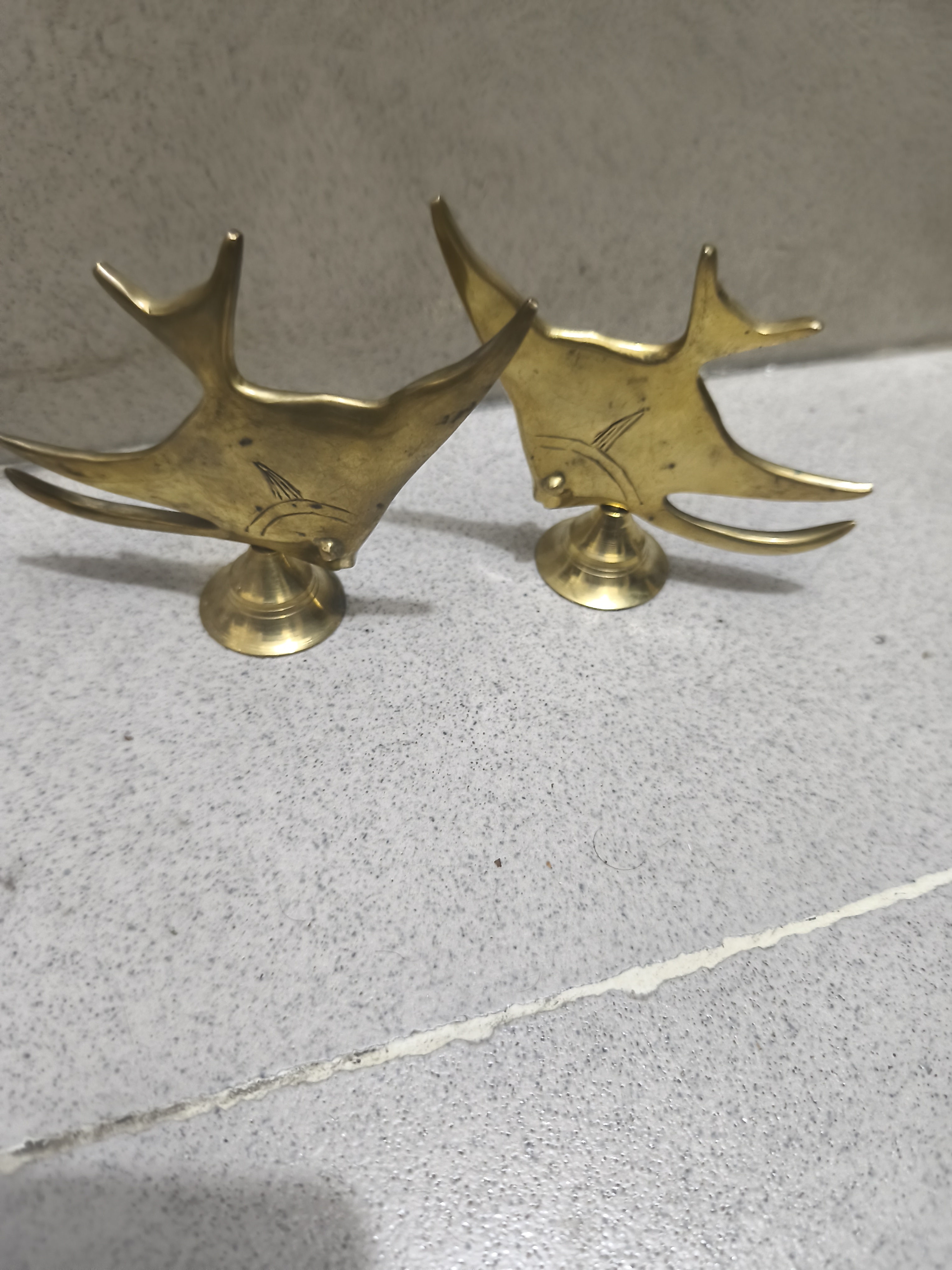 পুরোনো দিনের পিতলের সোর্ডফিশের ভাস্কর্য