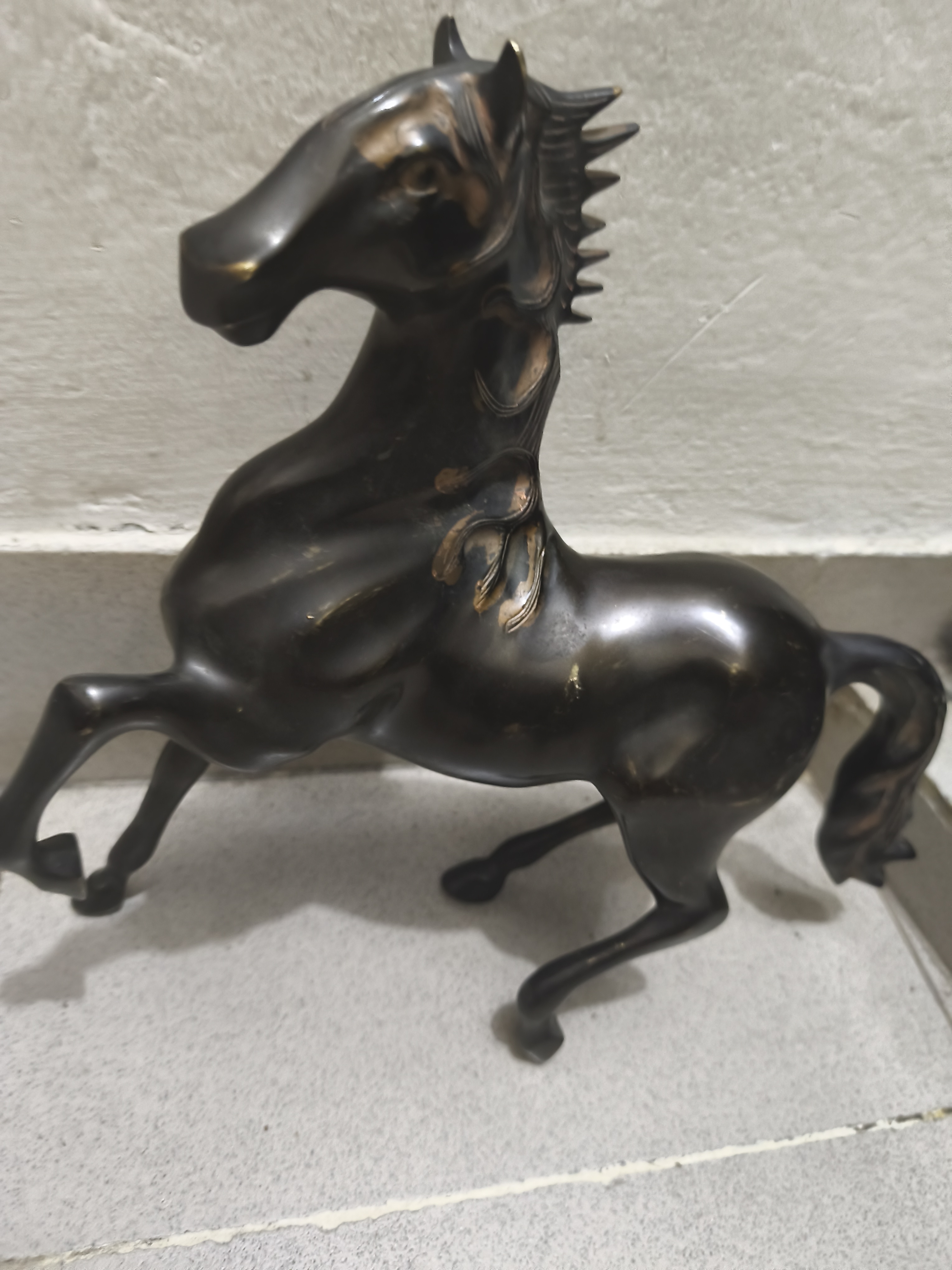 প্রাচীন পিতলের একটি ঘোড়ার মূর্তি